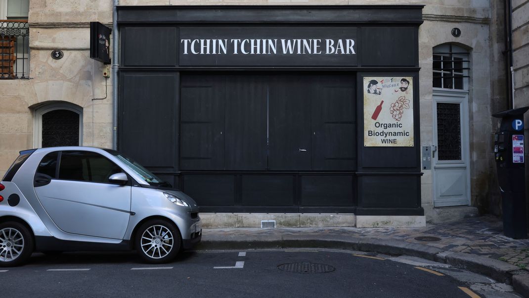 Mindestens zehn Menschen erlitten nach dem Verzehr von Sardinen in der „Tchin Tchin Wine Bar" eine Lebensmittelvergiftung – eine 32-jährige Frau starb. 