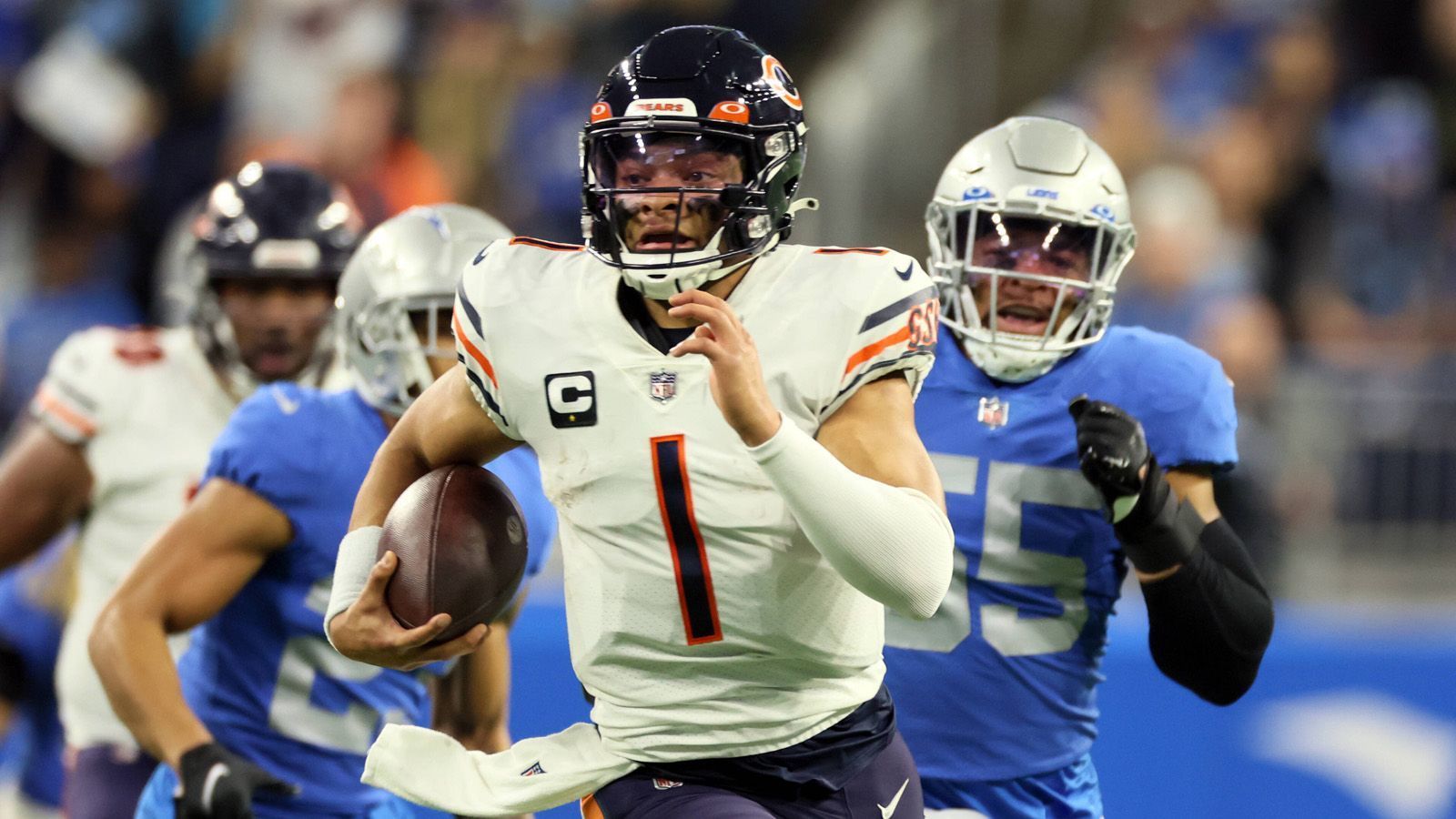 
                <strong>2023: Chicago Bears zu den ???</strong><br>
                Die Chicago Bears sicherten sich am letzten Spieltag der Regular Season 2022 dank eines Sieges der Houston Texans noch die schlechteste Bilanz und damit den #1 Pick. Da die Bears mit Justin Fields auf Quarterback bereits gut aufgestellt sind, erwarten sie Klubs wie Indianapolis, Las Vegas, Carolina oder eben auch Houston, die nach vorne traden, um sich die Dienste von Bryce Young zu sichern, der als der beste Quarterback des Jahrgangs gehandelt wird.
              