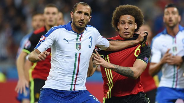 
                <strong>Giorgio Chiellini (Italien)</strong><br>
                Giorgio Chiellini (li.) wird im italienischen Team während der EM-Vorrunde am meisten gefoult (achtmal). Das hätten wohl die wenigsten vermutet. Sieben Spieler werden noch häufiger gefoult, darunter gleich drei Polen. ran.de zeigt die meist gefoulten Spieler der Vorrunde.
              