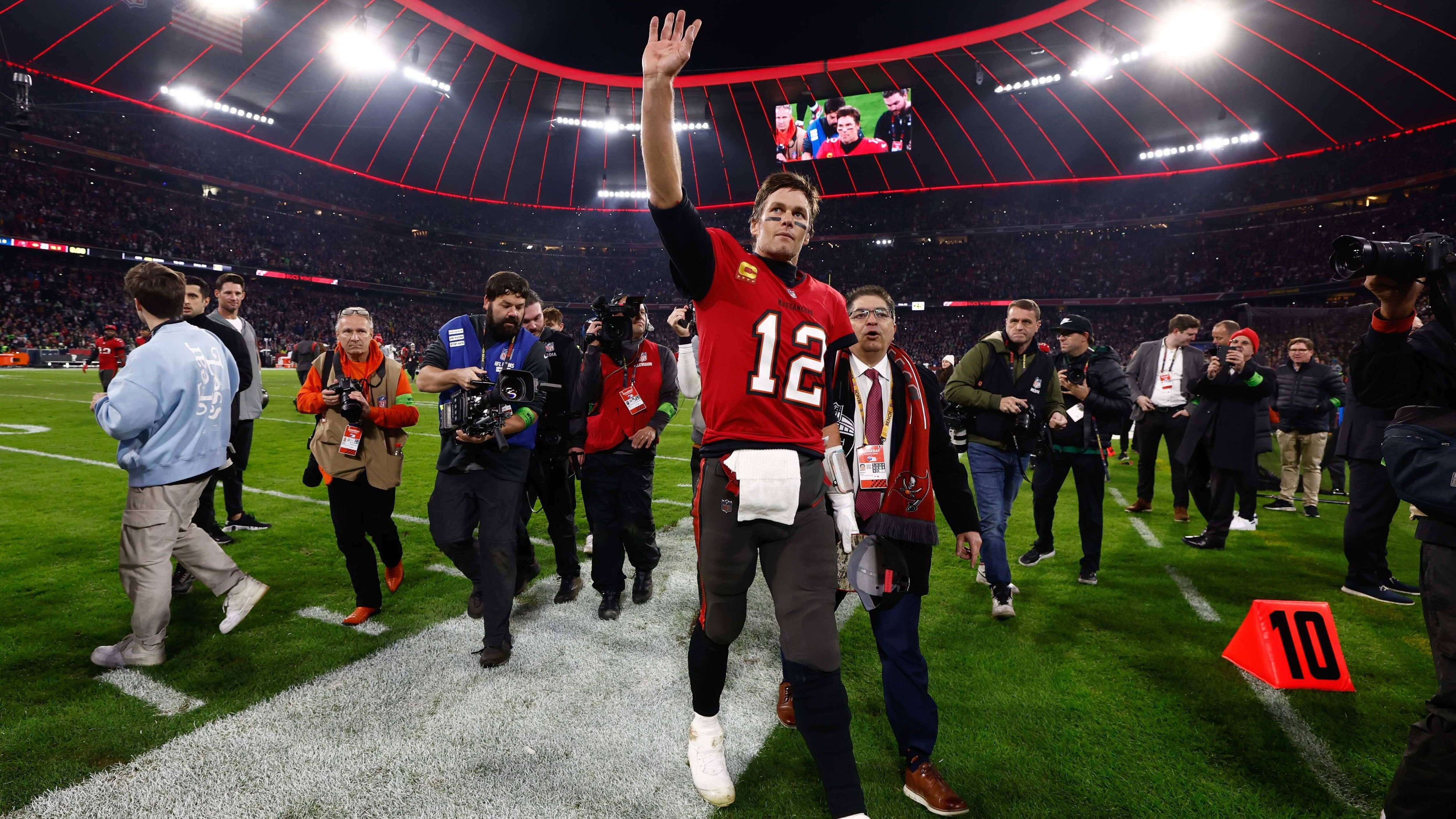 
                <strong>Tom Brady rockt die Allianz Arena: Spielfilm des G.O.A.T. beim Munich Game</strong><br>
                Und dann verließ der siebenmalige Super-Bowl-Champion den Rasen der Allianz Arena mit einem doppelten Grinsen auf dem Gesicht - wegen des Sieges und der grandiosen Unterstützung.
              