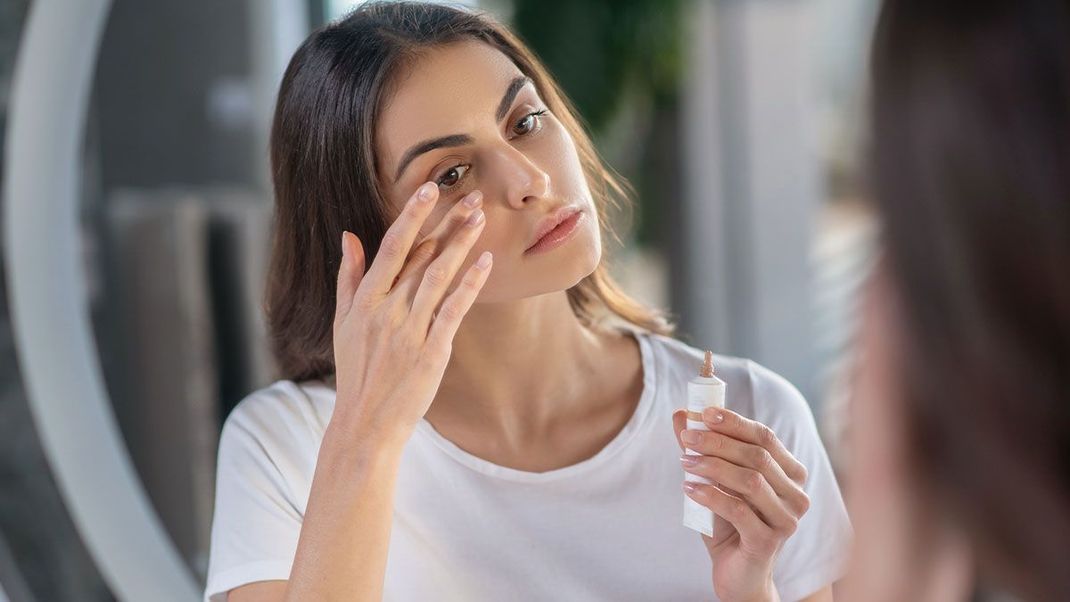 Kleine Fältchen verdecken und vieles mehr – wann und wie ihr euren Concealer perfekt in eurer Make-up Routine verwenden könnt lest ihr im Beauty-Artikel.