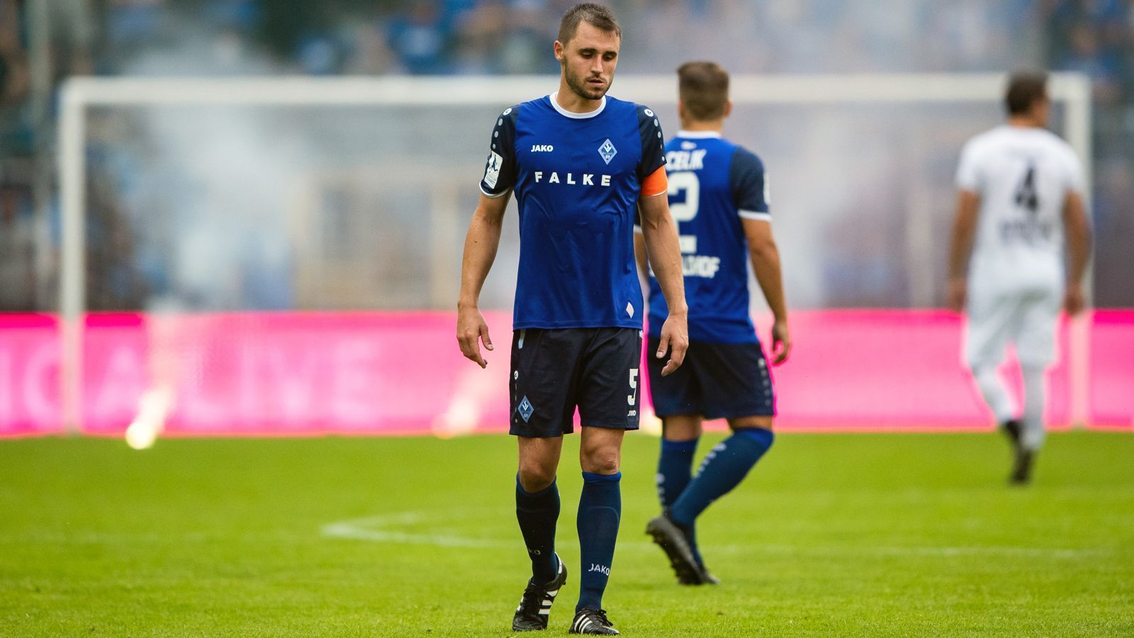 
                <strong>Drittliga-Relegation: Die Schande von Mannheim</strong><br>
                Gerade als Schiedsrichter Patrick Ittrich die Begegnung wieder fortsetzen wollte, flogen die nächsten Knallkörper auf das Spielfeld und so sah sich der Unparteiische dazu gezwungen, die Begegnung vorzeitig abzubrechen.
              