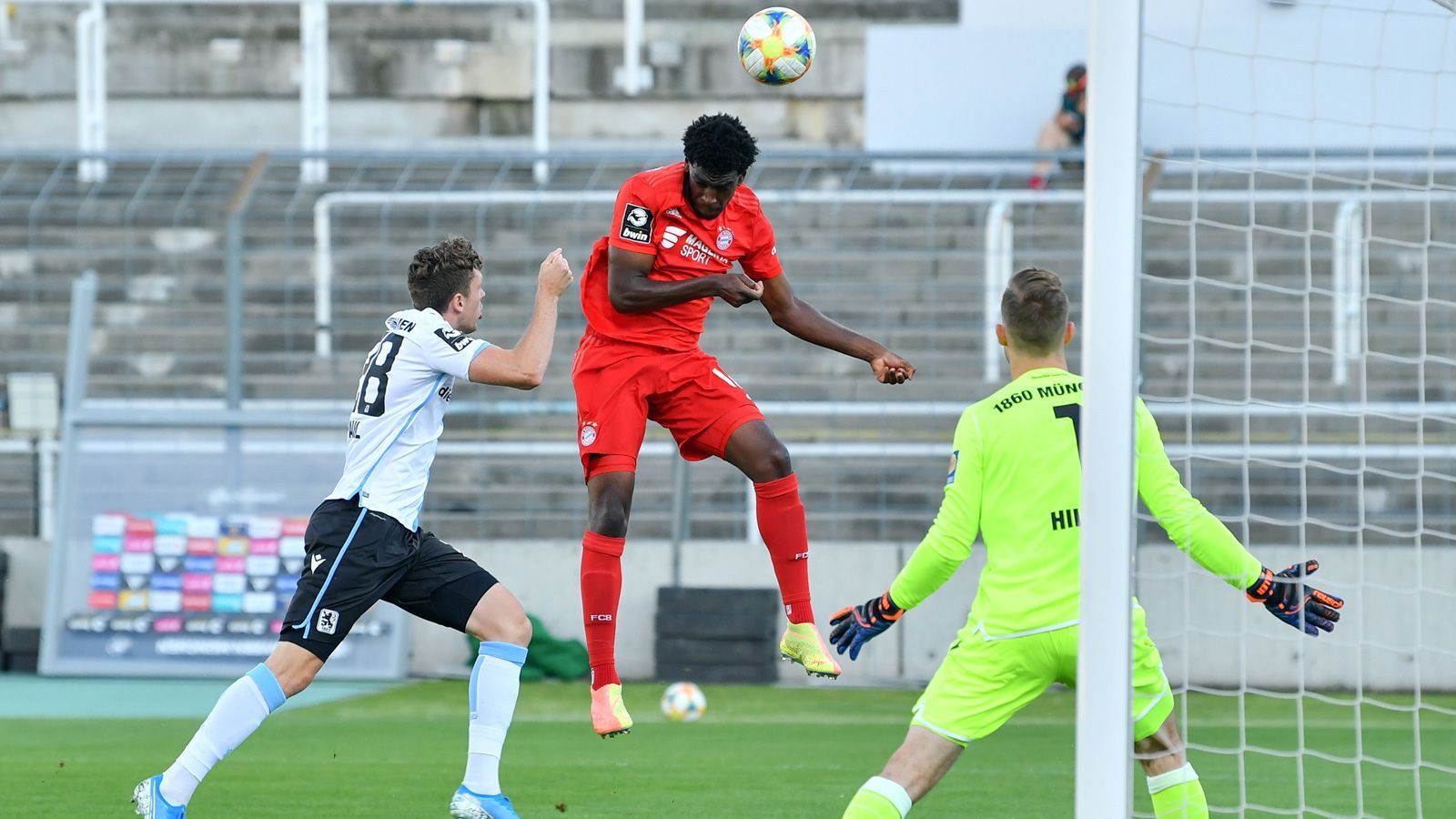 
                <strong>Münchner Derby: FC Bayern II vs. 1860 München</strong><br>
                Er ist der Hoffnungsträger der Bayern: Torjäger Kwasi Okyere Wriedt (M.) köpft aufs Tor. Noch erfolglos.
              