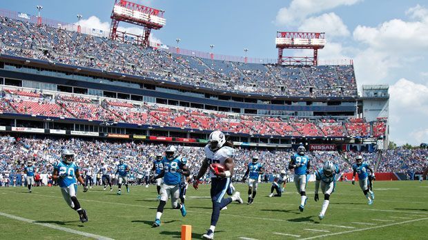 
                <strong>Tennessee Titans (Nissan Stadium)</strong><br>
                Gesamtkosten für zwei Personen: 194,30 DollarTicket: 67,15 DollarBier: 7 DollarSoft Drink: 4 DollarHot Dog: 4 DollarParken: 30 Dollar
              