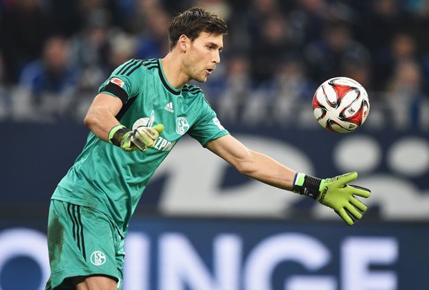 
                <strong>Fabian Giefer</strong><br>
                Fabian Giefer ist die eigentliche Vertretung von Ralf Fährmann. Nach zwei Bundesliga-Spielen für die Knappen muss nun auch er passen, zog sich eine Hüftverletzung zu. Davor laborierte er bereits an einem Muskelbündelriss.
              