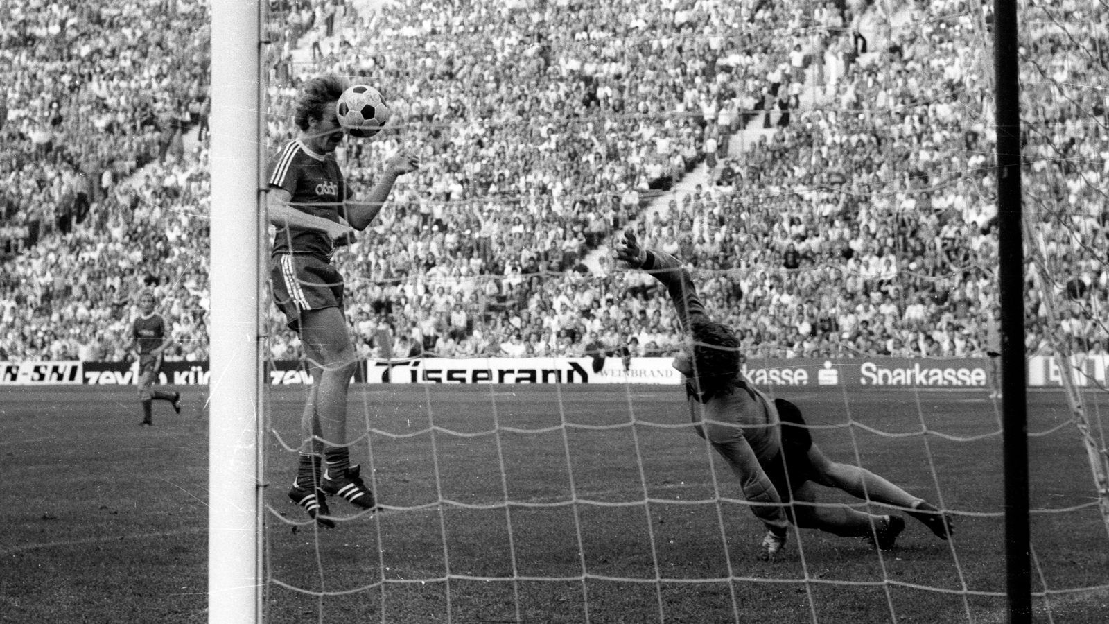 
                <strong>Platz 6 - Karl-Heinz Rummenigge</strong><br>
                Alter beim ersten Bundesliga-Tor für Bayern: 18 Jahre, elf Monate, 20 TageBegegnung: FC Bayern München - 1. FC Köln 6:3 (14. September 1974)
              