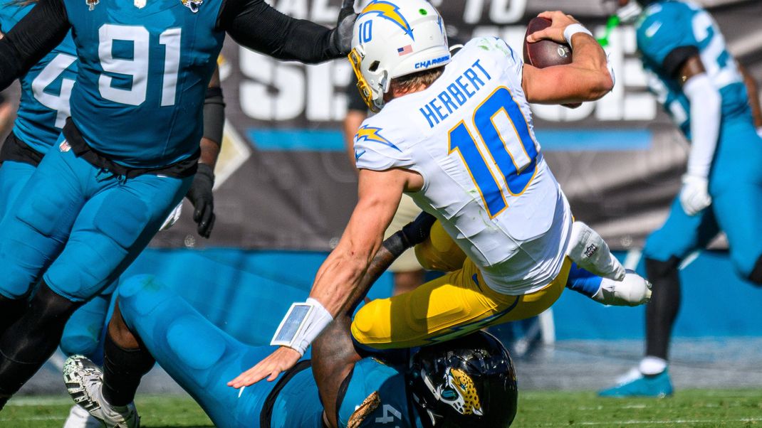 Justin Herbert wurde von seiner O-Line sträflich allein gelassen