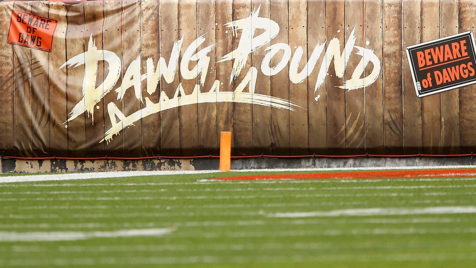 
                <strong>Der "Dawg Pound" der Cleveland Browns</strong><br>
                Der sogenannte "Dawg Pound" ist der berühmte Tribünenabschnitt der Fans der Cleveland Browns im FirstEnergy Stadium. Den Start des "Dawg Pound" beansprucht angeblich der ehemalige Browns-Cornerback Hanford Dixon bereits 1985 für sich, der seine Teamkollegen in der Defense zum Ansporn als "Dawgs" bezeichnet haben soll. Das übertrug sich auf die Fans und die machten sich in der NFL schnell einen Namen. Zusätzlich zum offiziellen Franchise-Logo der Browns bekam später auch die spezielle Tribünensektion und Anhängerschaft ein besonderes Logo.
              