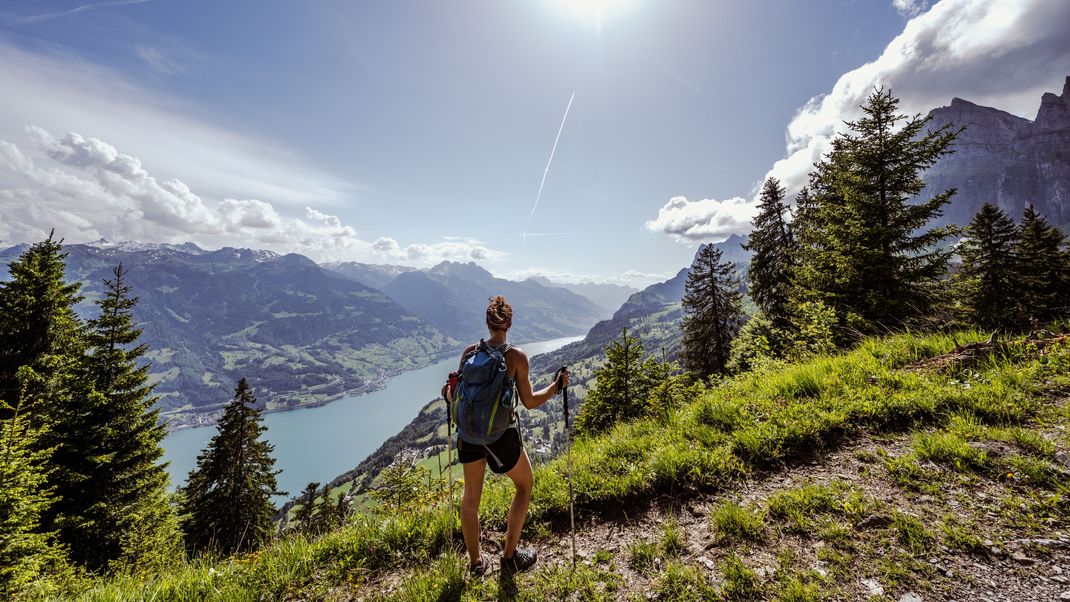 Wandern liegt im Trend. Wenn du an einem freien Tag einen Berg erklimmst, sorgt das nicht nur für einen freien Kopf und beschert dir eine fantastische Aussicht, du kannst so auch nervigen Kilos den Kampf ansagen.