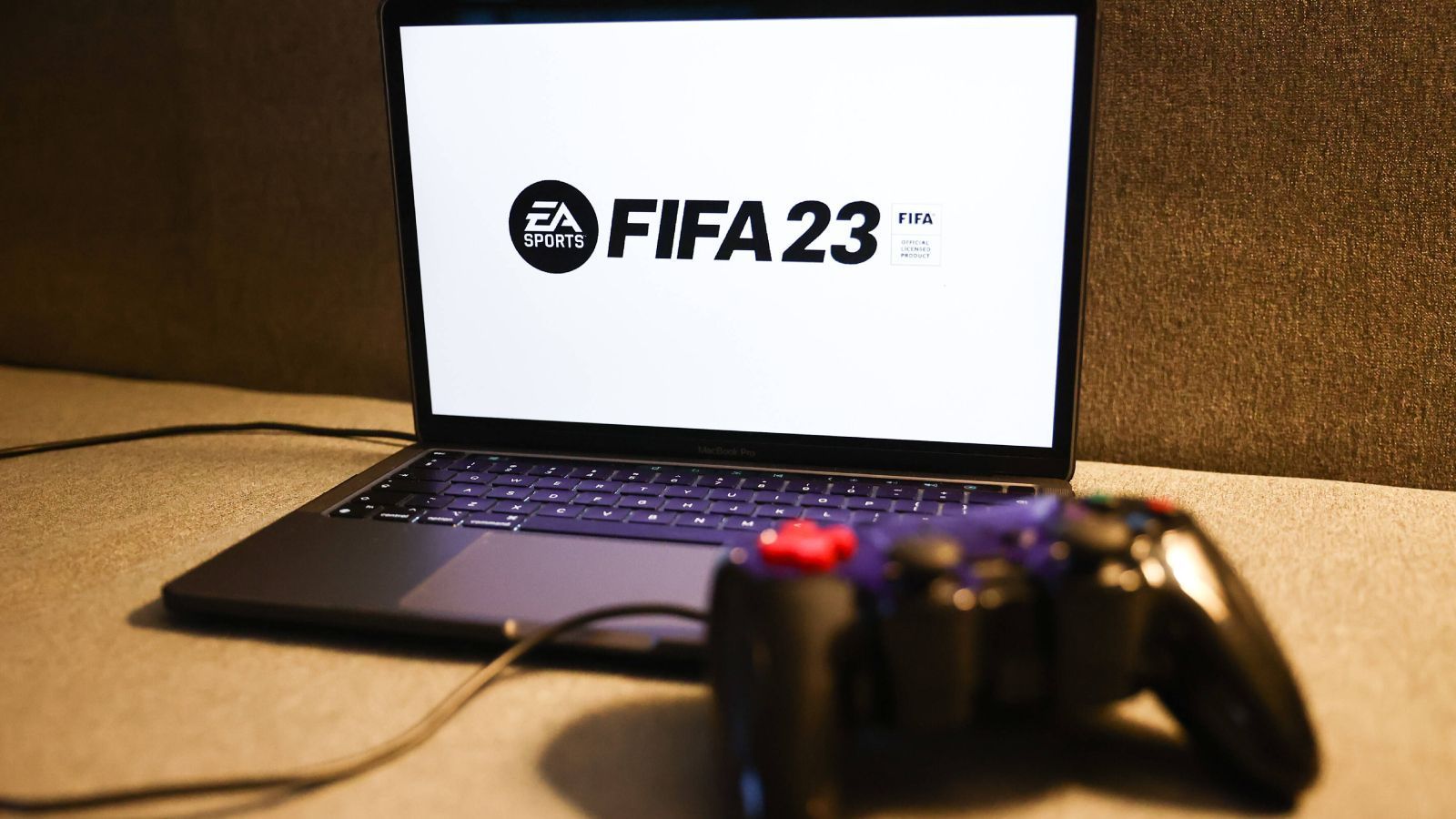 
                <strong>Verbindung nach England: FIFA und Call of Duty</strong><br>
                "Ich spiele Playstation, seitdem ich jung bin. Ich bin ein ziemlicher guter 'Call of Duty'-Spieler", erzählt der Youngster. "Ich spiele natürlich auch FIFA, vor allem mit meinen Freunden aus England. Das ist eine der wenigen Verbindungen, die ich noch nach dort habe. Mir ist es wichtig, den Kontakt zu behalten."
              