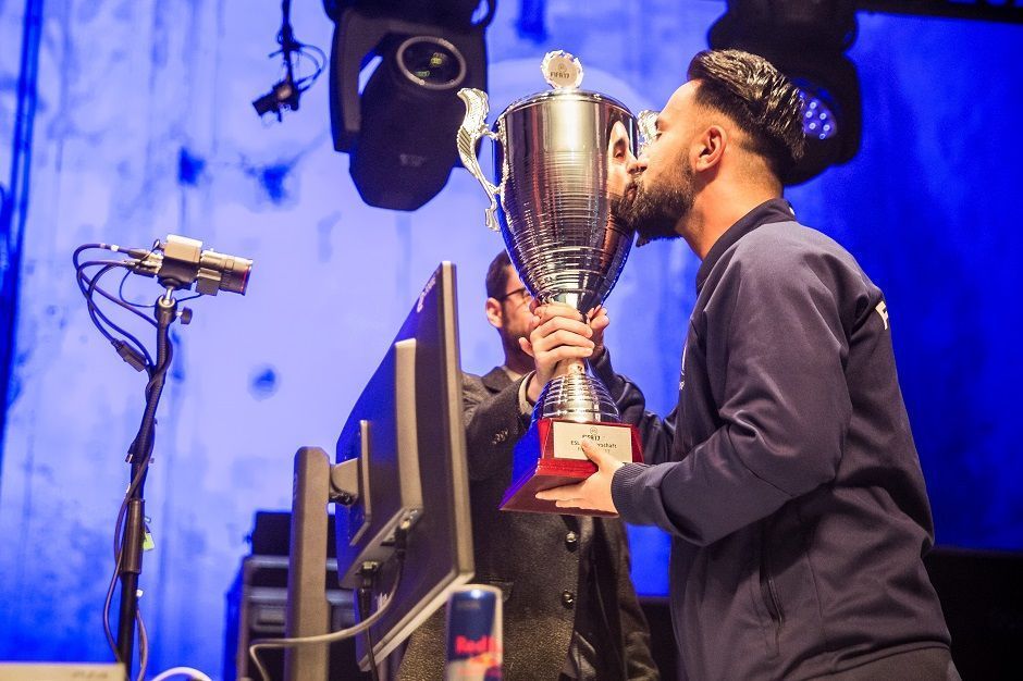 
                <strong>Cihan (RB Leipzig)</strong><br>
                Während Schalker Fußball-Fans noch auf die erste Bundesliga-Meisterschaft warten, konnte Cihan für die eSports-Abteilung der Knappen schon den Meistertitel gewinnen. Aktuell zockt er für RB Leipzig.
              