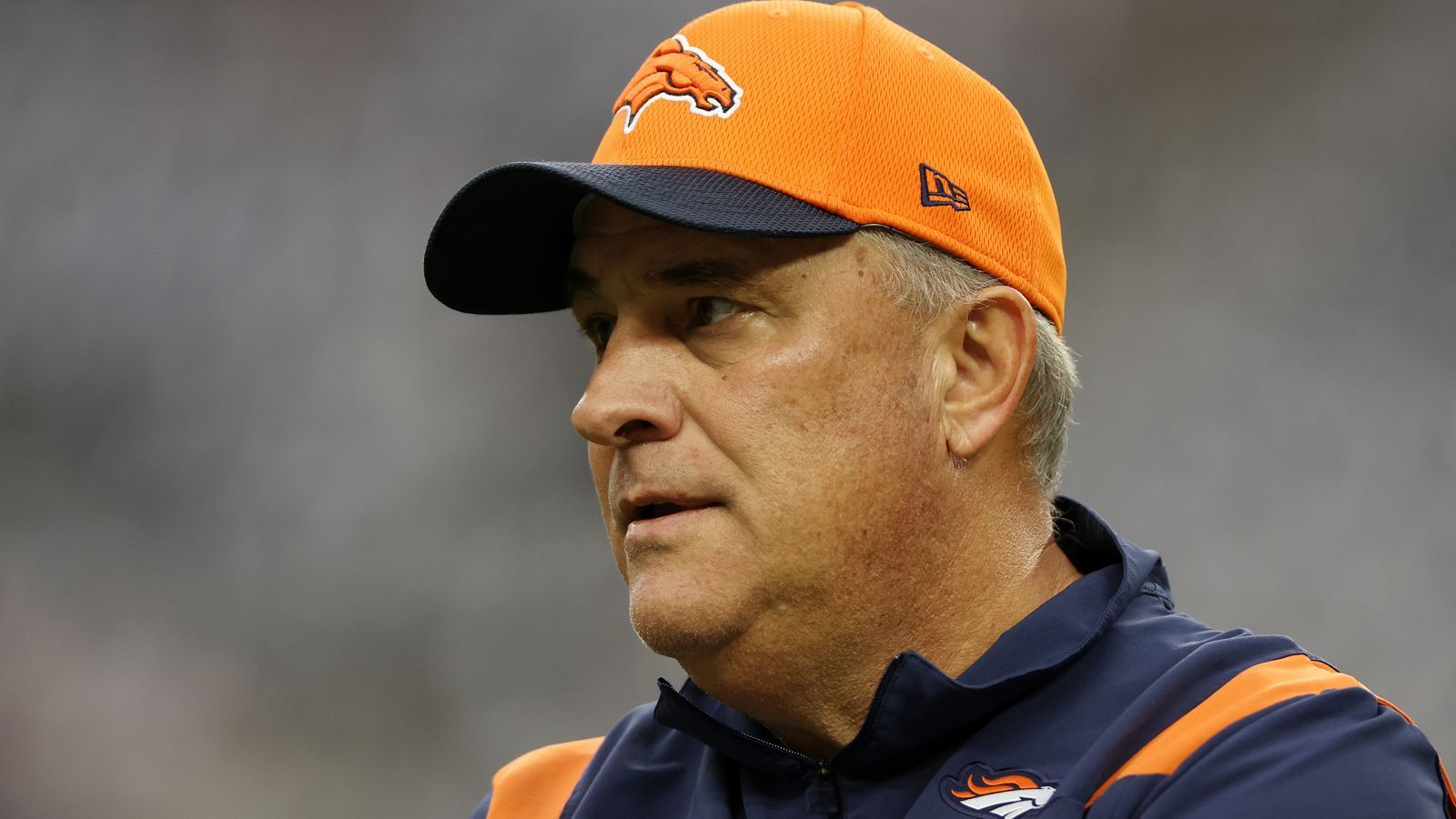 
                <strong>Denver Broncos: Head Coach Vic Fangio</strong><br>
                Vic Fangio war in diesem Jahr das erste Opfer des "Black Monday". Nach drei Saisons und einer Bilanz von 19 Siegen und 30 Niederlagen entließen die Broncos den 63-Jährigen. In keinem dieser Jahre konnte er mit seiner Mannschaft die Playoffs erreichen. Zudem gelang den Broncos in dieser Zeit nie eine positive Saisonbilanz.
              