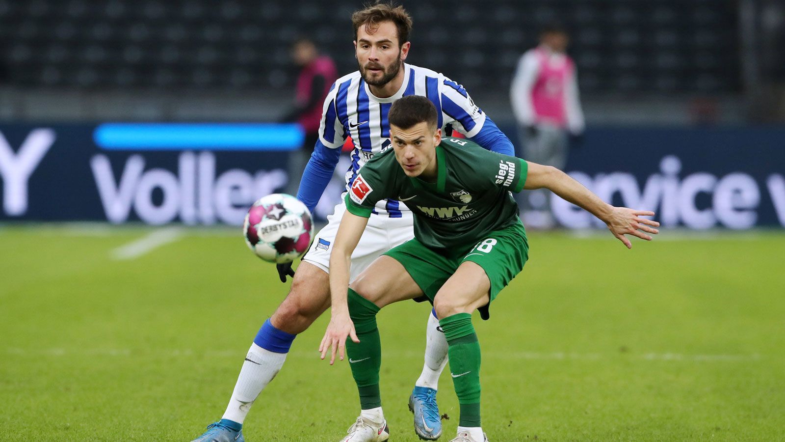 
                <strong>FC Augsburg</strong><br>
                Der FC Augsburg sah im Winter Verbesserungspotenzial im zentralen Mittelfeld und lotste daraufhin Laszlo Benes von Borussia Mönchengladbach für ein halbes Jahr in die Fuggerstadt. Trainer Heiko Herrlich setzte von Beginn an auf den 23-Jährigen, der dieses Vertrauen durch beherzte Auftritte zurückzahlte. Allerdings besteht für den gelernten "Zehner" in puncto Torgefahr noch Luft nach oben (eine Torbeteiligung), in der Rückwärtsbewegung und im Passspiel zeigt der Slowake aber gute Ansätze.
              