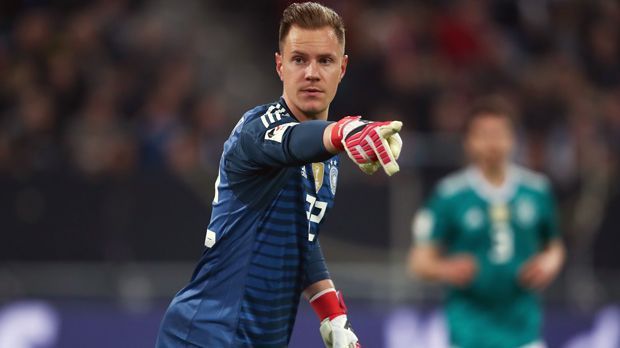 
                <strong>Marc-Andre ter Stegen (FC Barcelona)</strong><br>
                Obwohl Marc-Andre ter Stegen gerade zu Beginn seiner Zeit im DFB-Team nicht immer überzeugen konnte, geht er als Nummer 1 in die WM-Endrunde 2018 in Russland. Der Stammkeeper von Barcelona ist, ähnlich wie Manuel Neuer, fußballerisch top ausgebildet und muss den noch immer nicht ganz fitten Weltmeister bei der erhofften Titelverteidigung vertreten. Manuel Neuer bleibt hingegen zuhause, weil dem Routinier nach der langen Verletzungspause einfach die Spielpraxis fehlt.
              