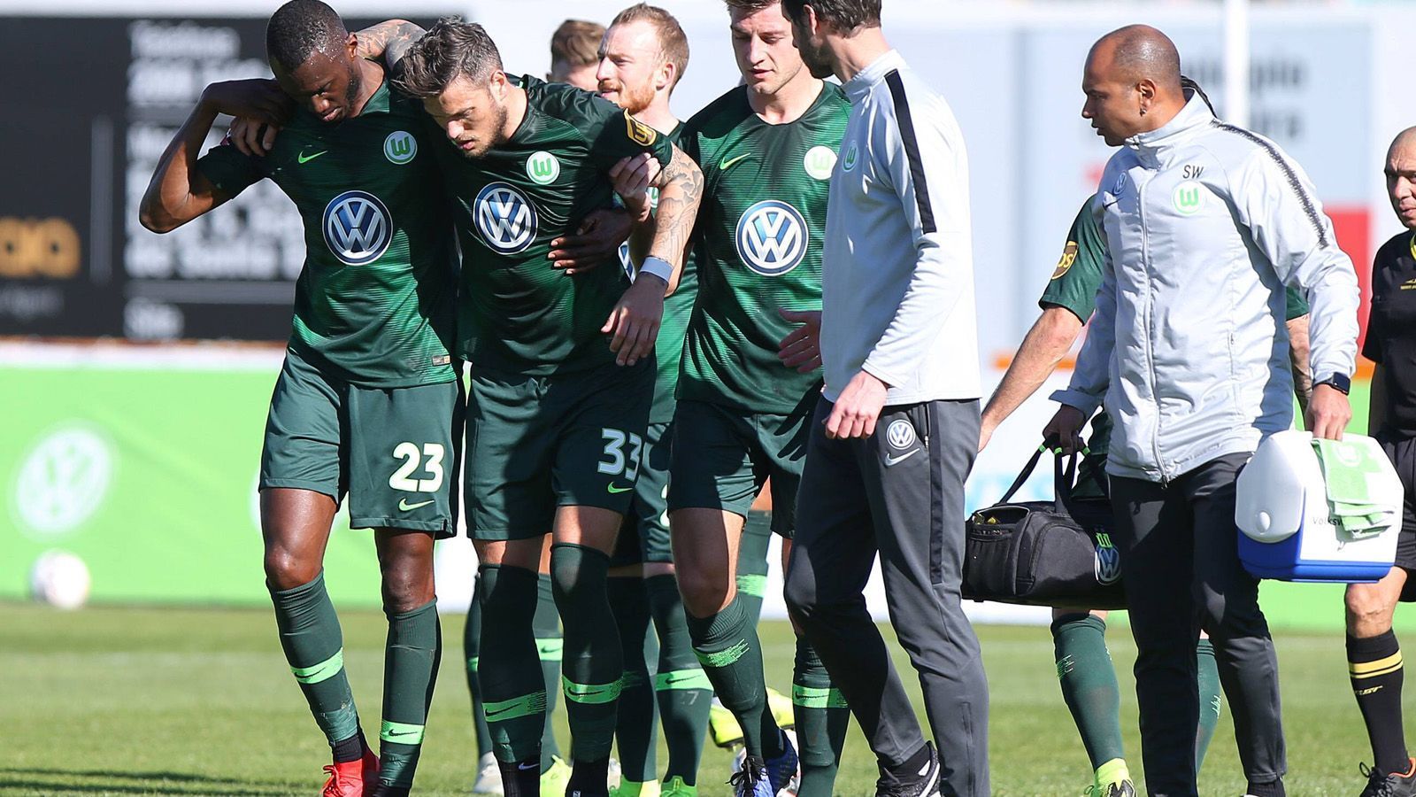 
                <strong>VfL Wolfsburg</strong><br>
                Fünf Siege und ein Remis: Der VfL Wolfsburg holte über die Hälfte seiner 26 Punkte in den letzten sechs Spielen der Hinrunde. In den jüngsten Testspielen bestätigte die Elf von Bruno Labbadia die gute Form: 3:0 gegen Vitesse Arnheim und HNK Rijeka. Und jetzt diese Dämpfer: Erst verletzte sich Daniel Ginczek (Bänderriss im Sprunggelenk), dann zog sich Kapitän Josuha Guilavogui eine Zerrung im Oberschenkel zu. Für das Auftaktspiel gegen Schalke wackelt auch der Einsatz von William.
              