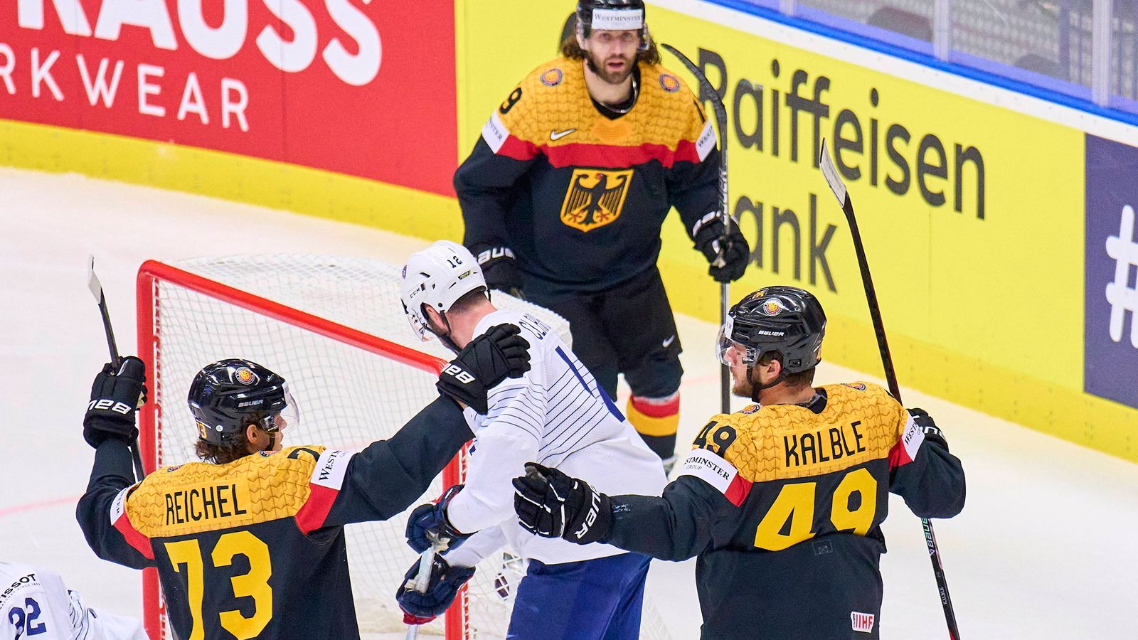 <strong>Angriff</strong><br>Zu Beginn verfällt das deutsche Team in alte Muster aus den ersten Spielen und vergibt reihenweise Top-Chancen. Wichtiger Test für das Viertelfinale, dass man auch trotz Rückstand zurück ins Spiel kommt und kühlen Kopf bewahrt. Im zweiten Drittel platzt dann der Knoten und die deutsche Tormaschine kommt ins Rollen. Diese Offensive muss sich vor keinem Gegner im Viertelfinale verstecken!