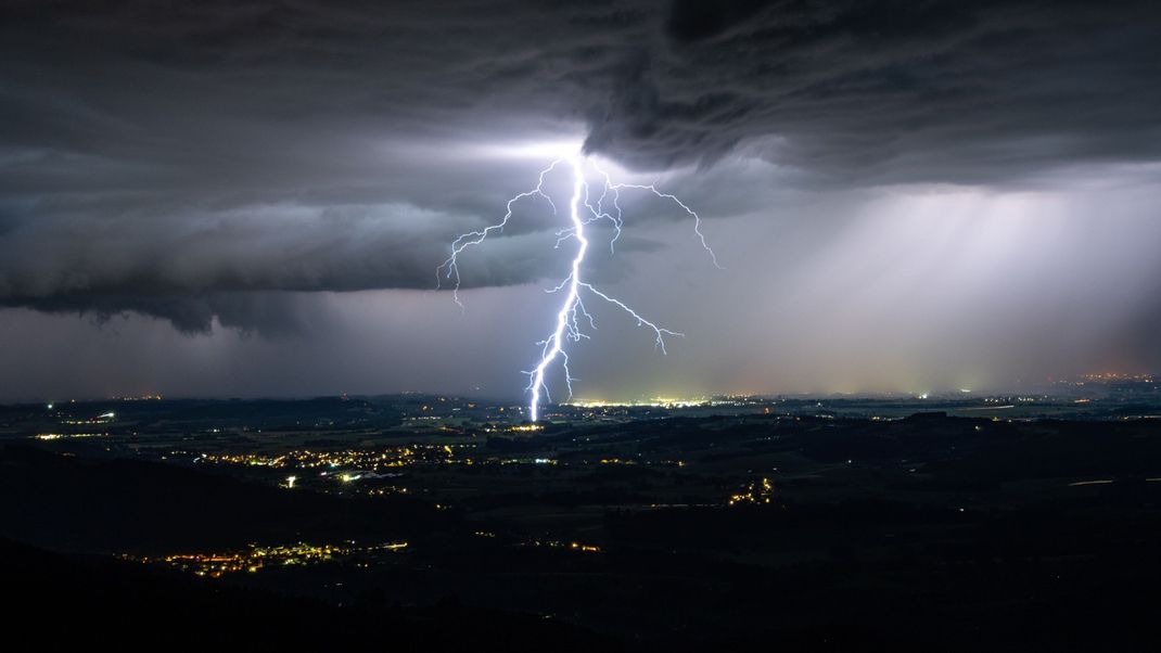 In Oberbayern werden am Montagabend heftige Gewitter erwartet. 