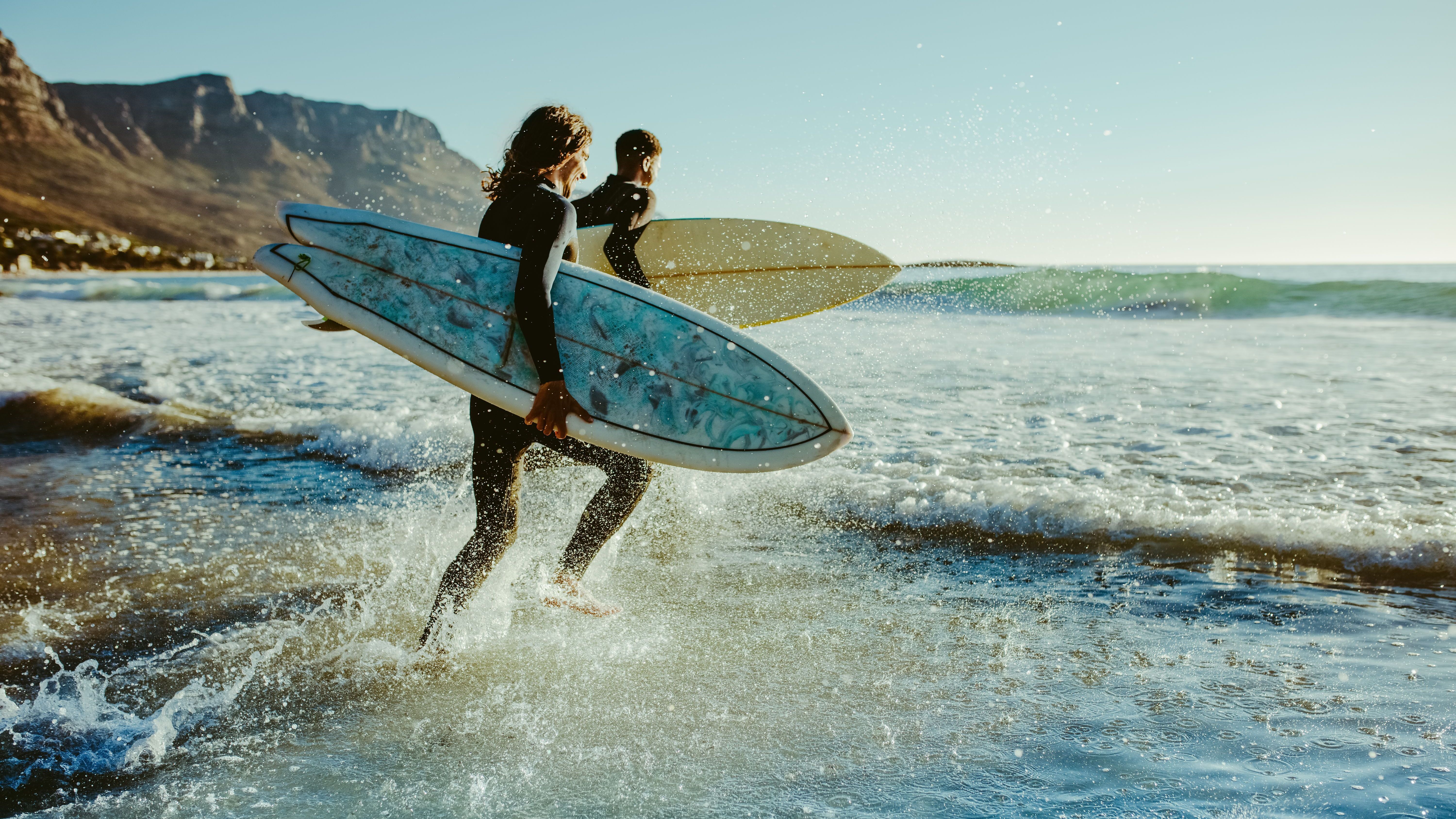 Ein Surfkurs steht auch auf deiner Bucket List? Warum also diesen Punkt nicht gemeinsam mit der besten Freundin oder dem besten Freund abhaken?