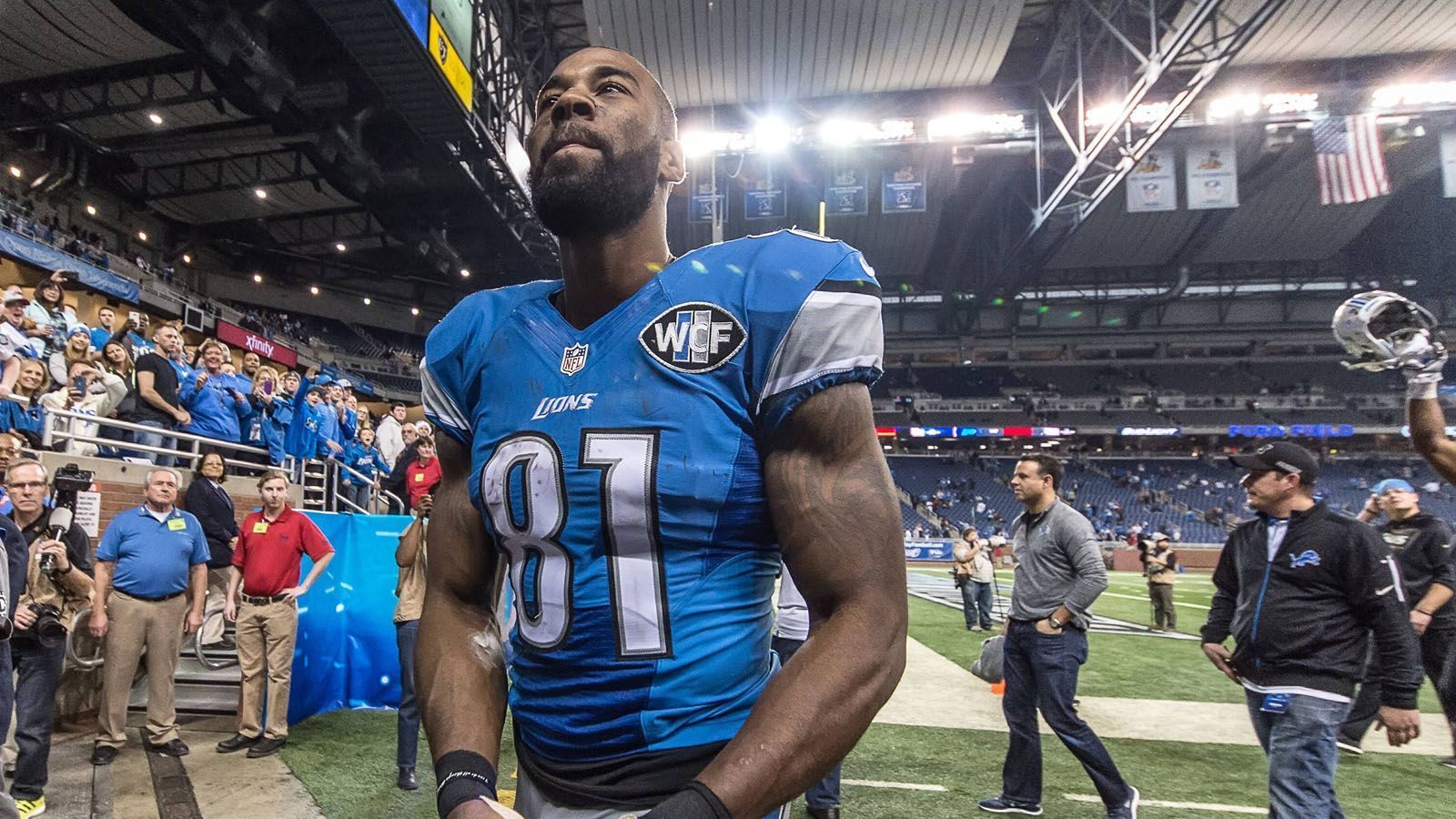 
                <strong>Calvin Johnson</strong><br>
                Der "Megatron" lief von 2007 bis 2015 nur für die Detroit Lions auf und hält mit 1.964 Receiving Yards den Rekord innerhalb einer Saison. 2012 unterschrieb er einen der damals höchstdotierten Verträge in der Liga mit einem Volumen von 132 Millionen Dollar über acht Jahre. Doch im März 2016 gab Johnson sein Karriereende bekannt.
              