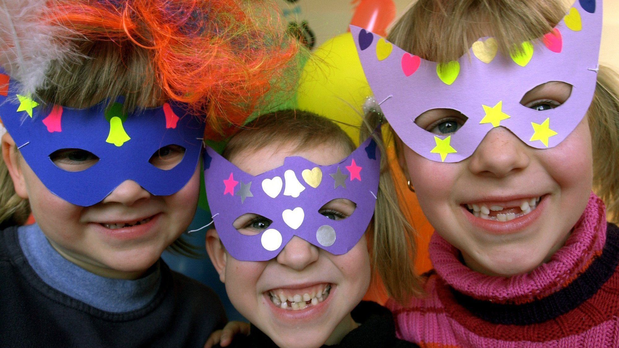 Kinder Karnevalsmasken_dpa - Bildfunk