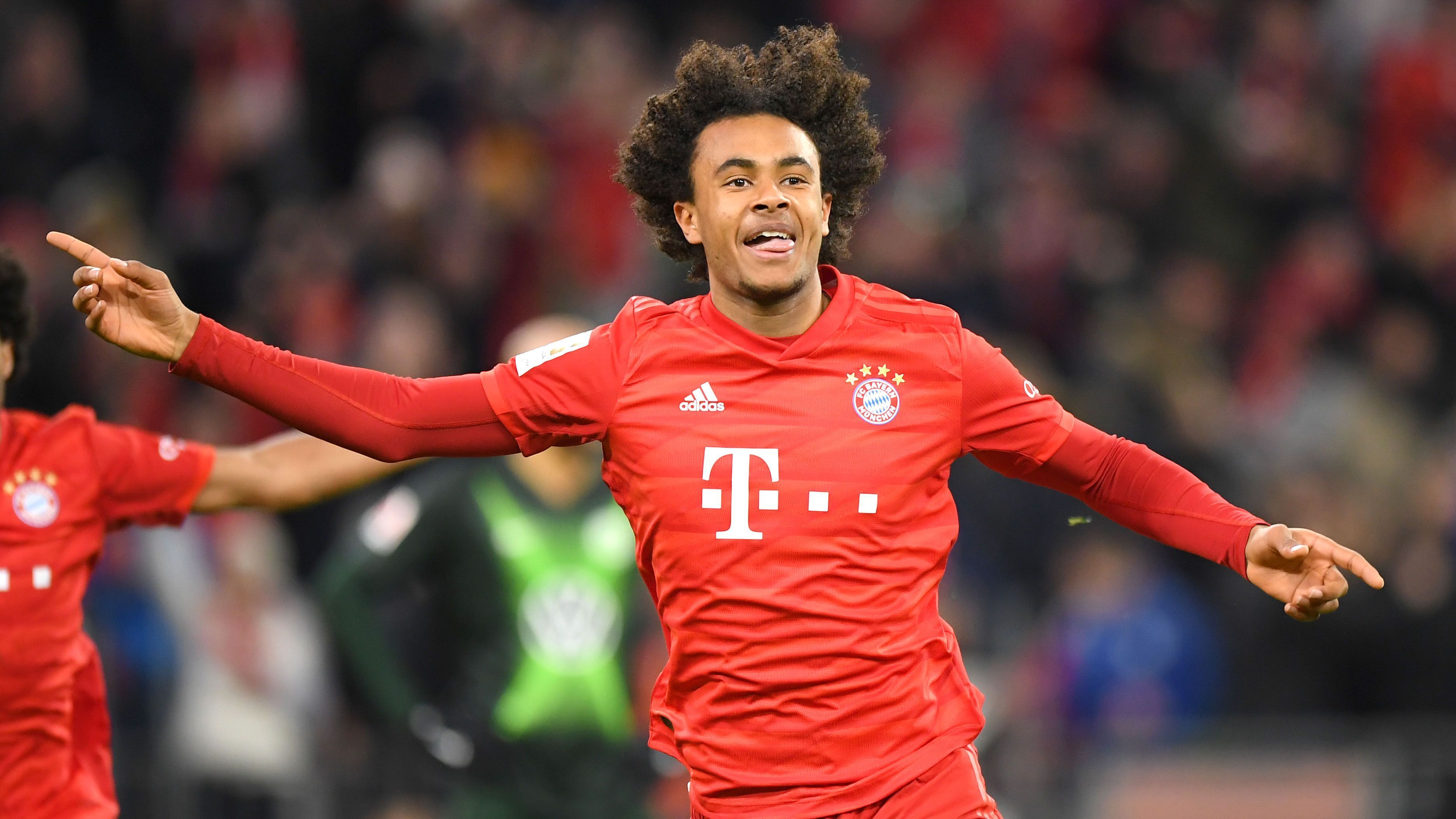 
                <strong>Joshua Zirkzee (18)</strong><br>
                Der 18-jährige Zirkzee gilt nicht nur in seiner niederländischen Heimat als großes Talent, auch beim FC Bayern hat er seine ersten Ausrufezeichen setzen können. Seit Hansi Flick das Zepter bei den Bayern übernommen hat, darf der etatmäßige Mittelstürmer bei den Profis mittrainieren und bedankte sich für diesen Vertrauensbeweis mit seinen ersten beiden Bundesliga-Treffern als Joker gegen Freiburg und Wolfsburg. Jochen Sauer, Leiter des Nachwuchs-Leistungs-Zentrums (NLZ) der Bayern beschreibt Zirkzee als einen Stürmertypen, den es heute so nicht mehr so häufig gibt: groß, athletisch, dennoch mit technischen Stärken. Auch Sportdirektor Hasan Salihamidzic zeigt sich von dem jungen Angreifer begeistert und nennt den Youngster….
              