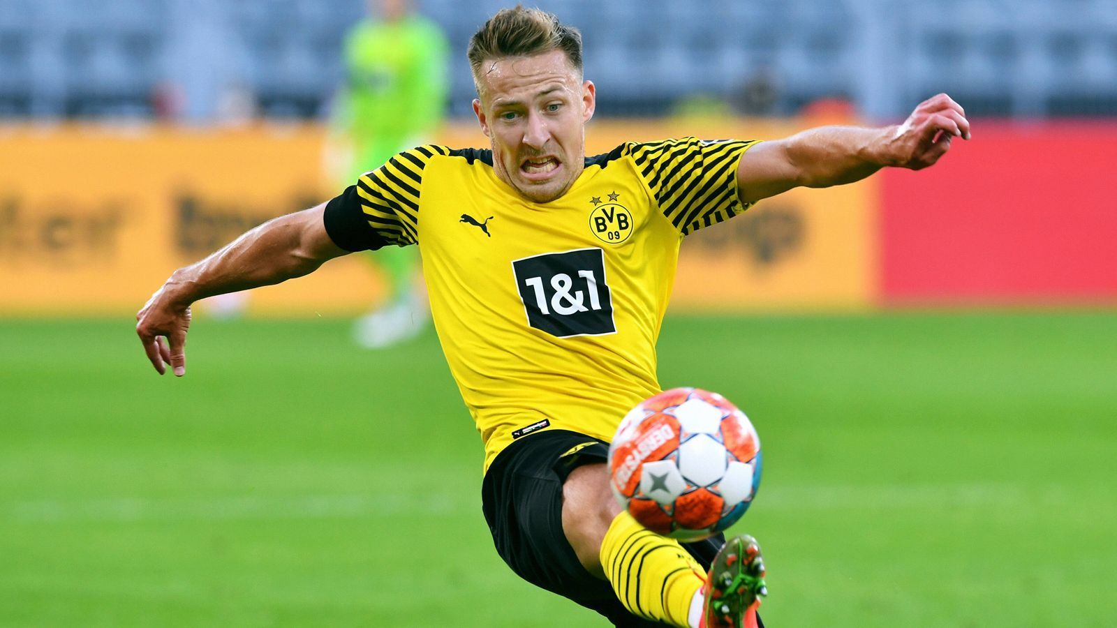 
                <strong>Felix Passlack (Borussia Dortmund)</strong><br>
                Für das BVB-Eigengewächs Felix Passlack ist es ein ganz schlimmer Abend. Der Außenverteidiger fällt schon früh negativ durch viele Ballverluste auf und lässt sich auch vor dem 0:1 von Gnabry zu einfach überlaufen bzw. ausspielen. Letztlich wirkt Passlack gegen die Bayern-Stars überfordert, so auch vor dem 0:2, als er sich zunächst rauslocken lässt und dann im Sprint gegen Davies chancenlos ist. ran-Note: 6
              