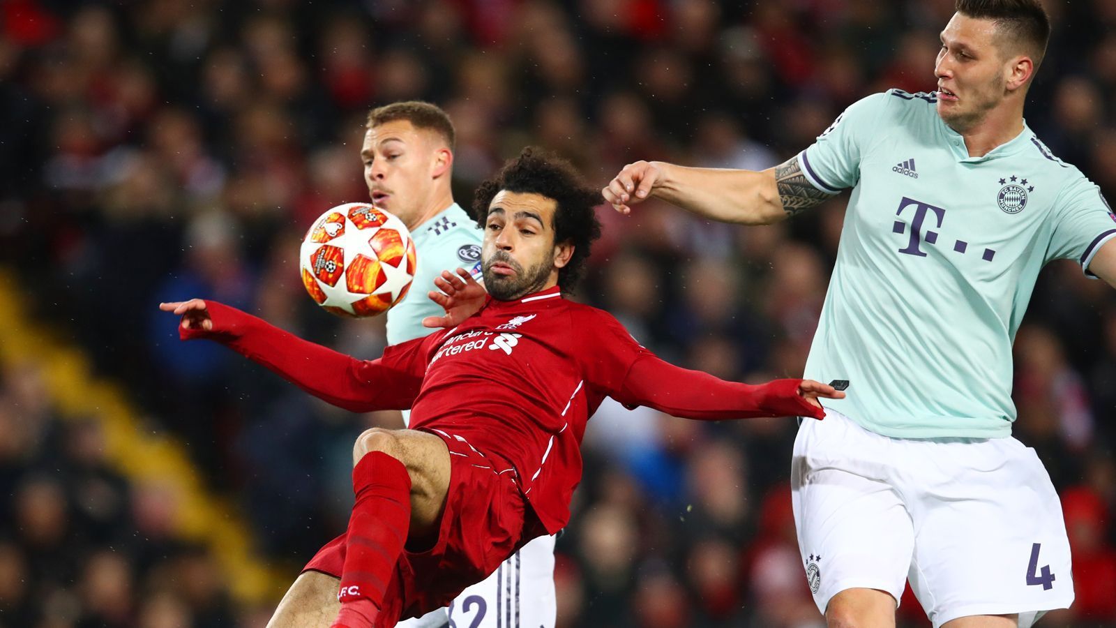
                <strong>Liverpool gegen den FC Bayern: Die Bilder des Spiels</strong><br>
                Mo Salah bekommen wiederum die Bayern nur selten in den Griff, er sorgt immer wieder für Überraschungsmomente und hat kluge Ideen. Ist in der ersten Halbzeit aber auch glücklos.
              
