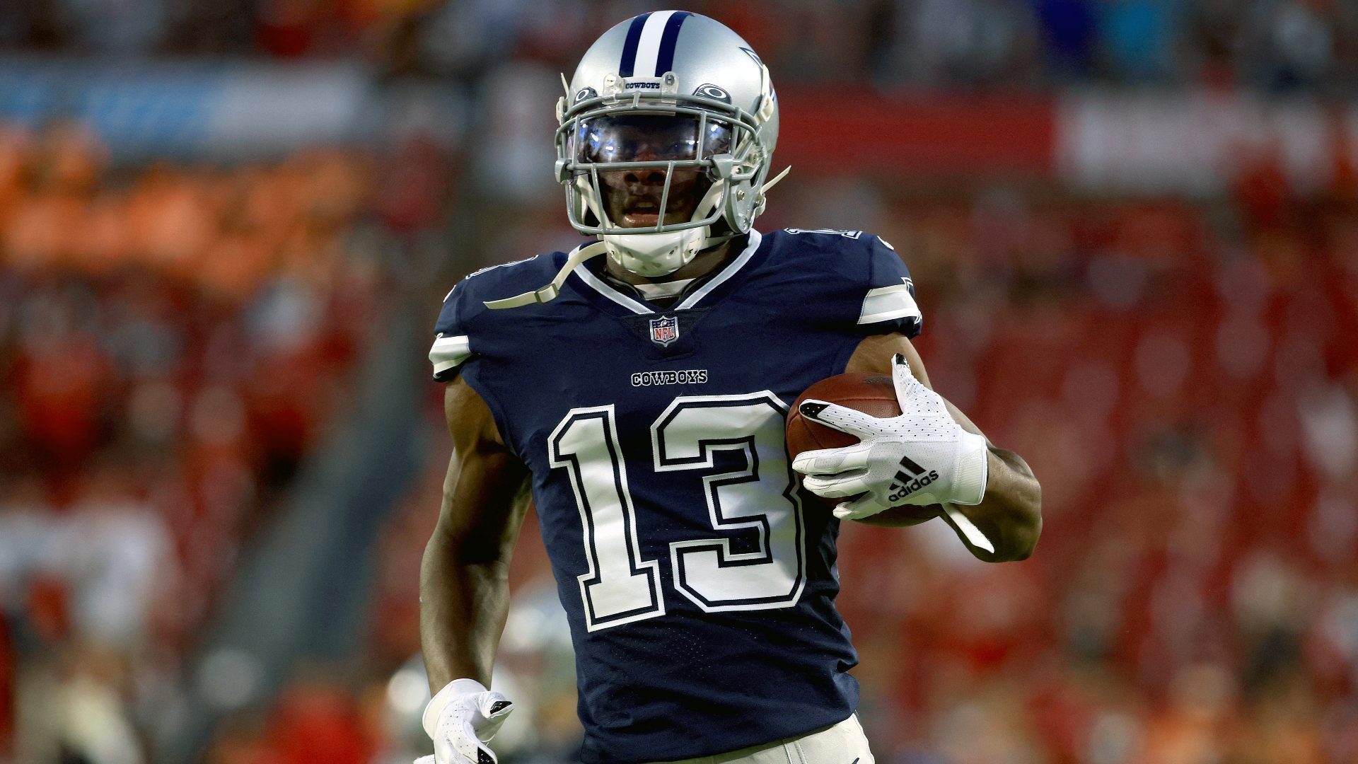 
                <strong>Michael Gallup (Dallas Cowboys) </strong><br>
                Mit Amari Cooper und CeeDee Lamb haben die Dallas Cowboys eins der besten Receiver-Duos in ihren Reihen. Dahinter steht mit dem derzeit angeschlagenen Michael Gallup einer der besten dritten Receiver parat. Während die anderen beiden jedoch langfristige Verträge besitzen, läuft Gallups Arbeitspapier zum Saisonende aus. Da die Cowboys nur wenige Verträge verlängern können, dürften sich die Wege trennen, wenn Gallup angemessen bezahlt werden will. Als einer der wohl am meisten unterschätzten Spieler in der Liga könnte er bei einem anderen Team mit Sicherheit auch eine größere Rolle einnehmen.  
              