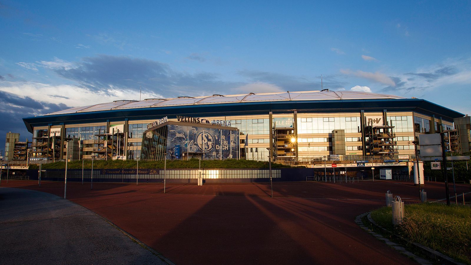 
                <strong>Arena auf Schalke </strong><br>
                Die "Veltins-Arena" wird 2024 auf einen altbekannten Namen zurückgreifen und "Arena auf Schalke" heißen. 
              