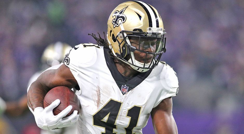 
                <strong>Offensive Rookie of the Year: Alvin Kamara</strong><br>
                Am Anfang der Saison dachten wohl viele, Kareem Hunt werde der beste Rookie des Jahres. Doch je länger die Saison dauerte, desto mehr spielte sich dieser Mann in den Vordergrund: Alvin Kamara. Der 23 Jahre alte Running Back sorgte zusammen mit Mark Ingram dafür, dass das Laufspiel der New Orleans Saints endlich wieder gefährlich war. Und wie: Insgesamt 13 Touchdowns und über 1.500 Yards Raumgewinn erzielte der Kamara auf dem Boden und durch die Luft. Ein beweglicher Running Back, der Bälle fangen kann. Was willst du als Head Coach mehr? Der Drittrundenpick erhielt 13 unserer 23 Stimmen.Platz 2: Kareem Hunt (6 Stimmen)Platz 3: Leonard Fournette (2 Stimmen)
              