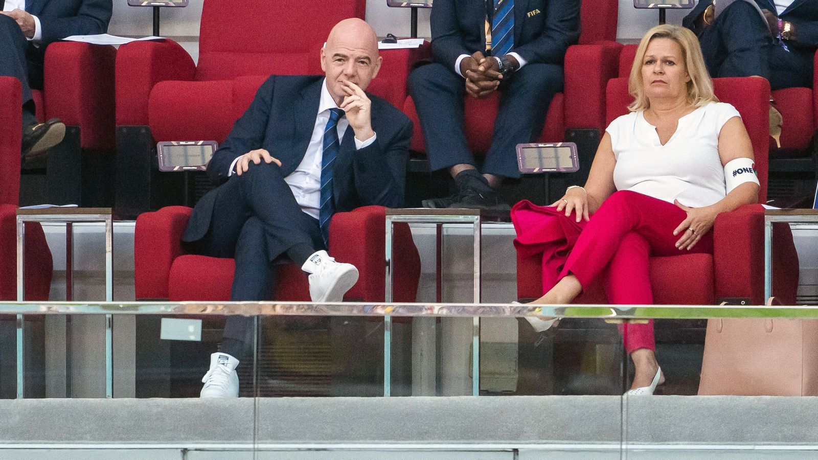 
                <strong>Gianni Infantino</strong><br>
                "Da geht es nicht so sehr darum, etwas zu verbieten oder nicht. Es geht darum, dass man die Regeln einhält. Auf dem Fußballplatz wird Fußball gespielt. In dem Moment, in dem der Platz betreten wird, müssen wir den Fußball respektieren." (FIFA-Präsident Gianni Infantino über die "One Love"-Binde)
              