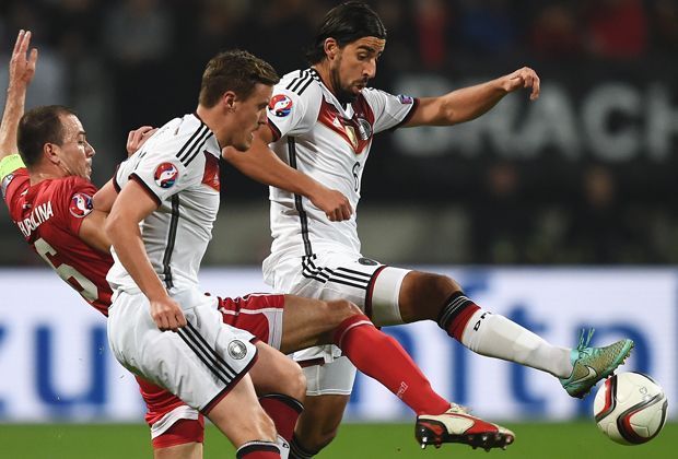 
                <strong>Sami Khedira</strong><br>
                Bei seinem Comeback nach der WM zeigt sich der Real-Profi spielfreudig. Kurbelt zusammen mit Kroos die meisten deutschen Angriffe an, hat aber auch keine zündenden Ideen, wenn es Richtung Strafraum geht. Note: 3
              