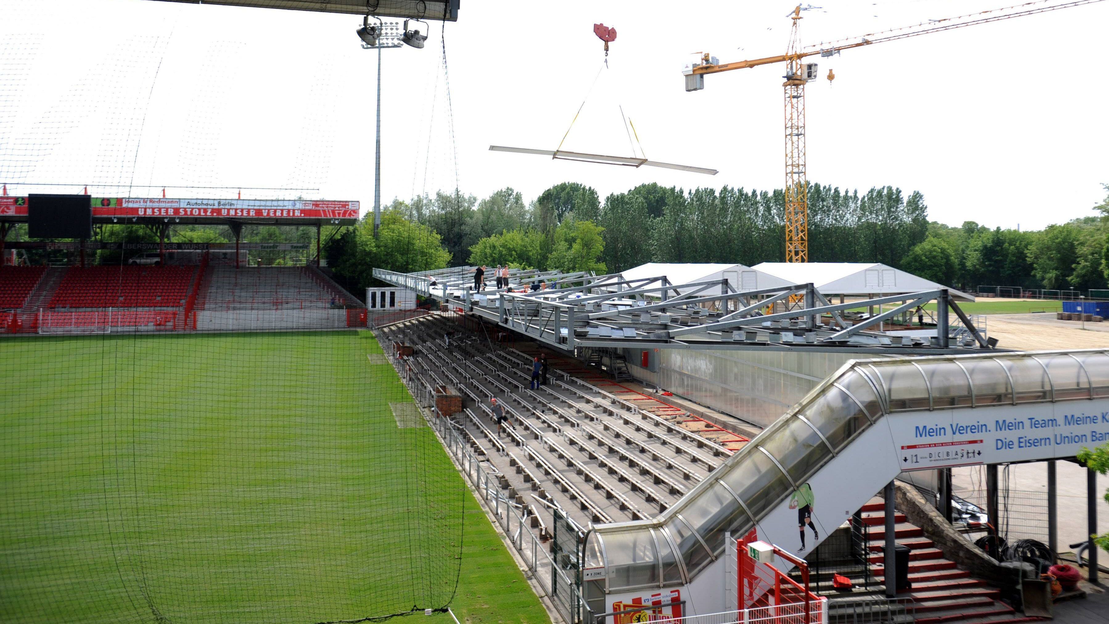 
                <strong>Der Neuaufbau (der Alten Försterei)</strong><br>
                In den Jahren unter Neuhaus ging es für die Jungs von der Alten Försterei in erster Linie darum, sich in der zweiten Liga zu stabilisieren. Der Klub befand sich mehrere Spielzeiten in Folge im tabellarischen Niemandsland des deutschen Unterhauses. Mal landeten die Eisernen auf Rang zwölf, mal auf Rang sieben und mal auf Platz neun. Dafür gab es genug Zeit, um in den Saisons 2009/2010 und 2012/2013 das Stadion umzubauen und für größere Zwecke tauglich zu machen.
              