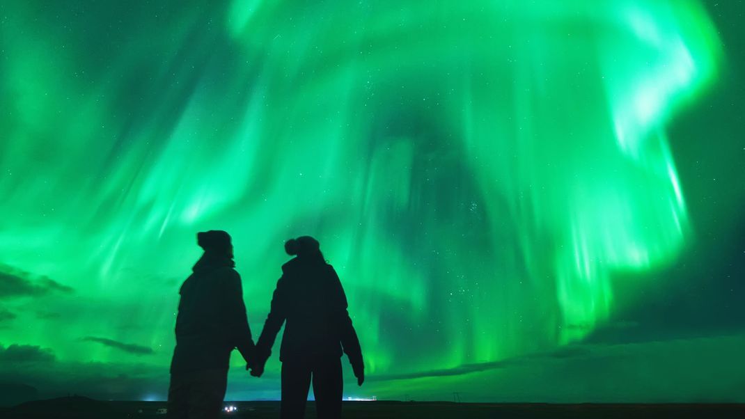 Romantik pur: gemeinsam die magischen Nordlichter bestaunen.