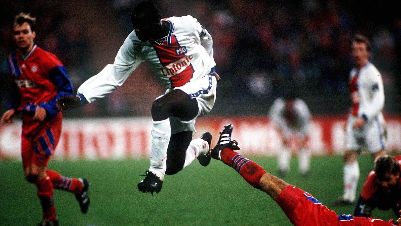 
                <strong>FC Bayern München - Paris St. Germain (Gruppenphase 1994/95, Rückspiel)</strong><br>
                Der FC Bayern München mühte sich auch in den weiteren Gruppenspielen der Champions-League-Saison 1994/95. Nach einem knappen 1:0-Sieg gegen Dynamo Kiew und zwei Unentschieden gegen Spartak Moskau kam es im November 1994 zum Rückspiel zwischen den Münchnern und PSG im Olympiastadion. Bis zur 80. Minute stand es 0:0, dann entschied George Weah die Begegnung zugunsten von PSG. Am Ende kamen die Franzosen als Gruppensieger vor den Bayern in die K.o.-Phase der Königsklasse und beide Mannschaften scheiterten jeweils im Halbfinale (Bayern an Champions-League-Sieger Ajax und PSG an Milan). 
              