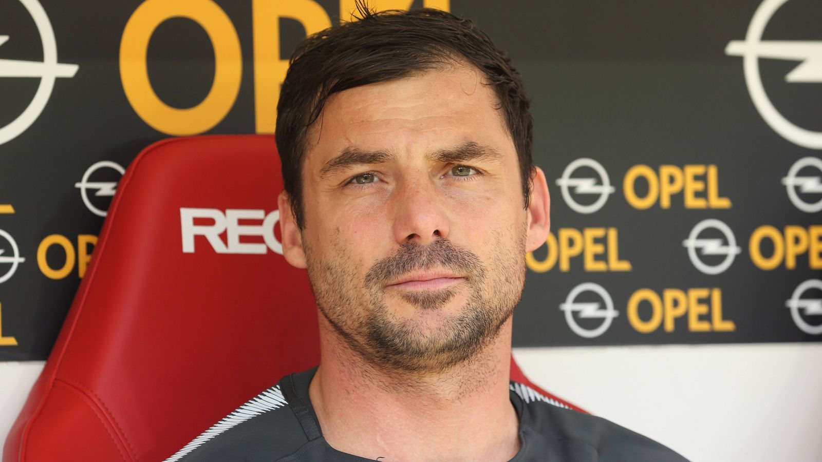 
                <strong>Zsolt Löw (Co-Trainer RB Leipzig)</strong><br>
                Zolt Löw hat als Co-Trainer großen Anteil an der Erfolgsgeschichte von RB Leipzig. Seine Fähigkeiten als Trainer und Stratege sind unbestritten. Das Problem ist nur: Löw gilt auch als Top-Kandidat für den Co-Trainerposten von Paris Saint-Germain neben Thomas Tuchel.
              