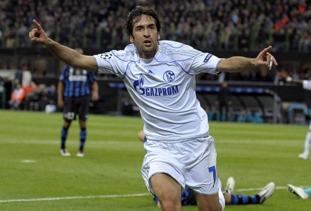 
                <strong>Raúl</strong><br>
                "Senor" Raúl hielt mit 71 geschossenen Toren in der Champions League lange den Rekord. Der heutige Drittplatzierte in dieser Wertung erzielte alle seine Tore für Real Madrid und Schalke 04. Gewann mit den Königlichen drei Mal die Königsklasse.
              