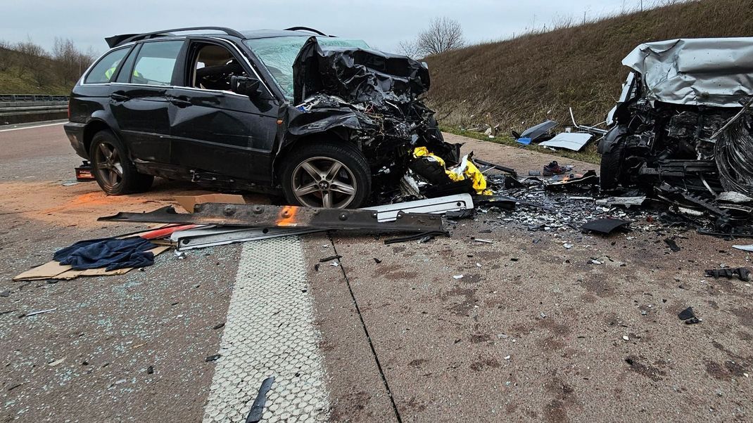 Zerstörte Fahrzeuge auf der Autobahn A38 nach einem Geisterfahrerunfall mit mehreren Toten.