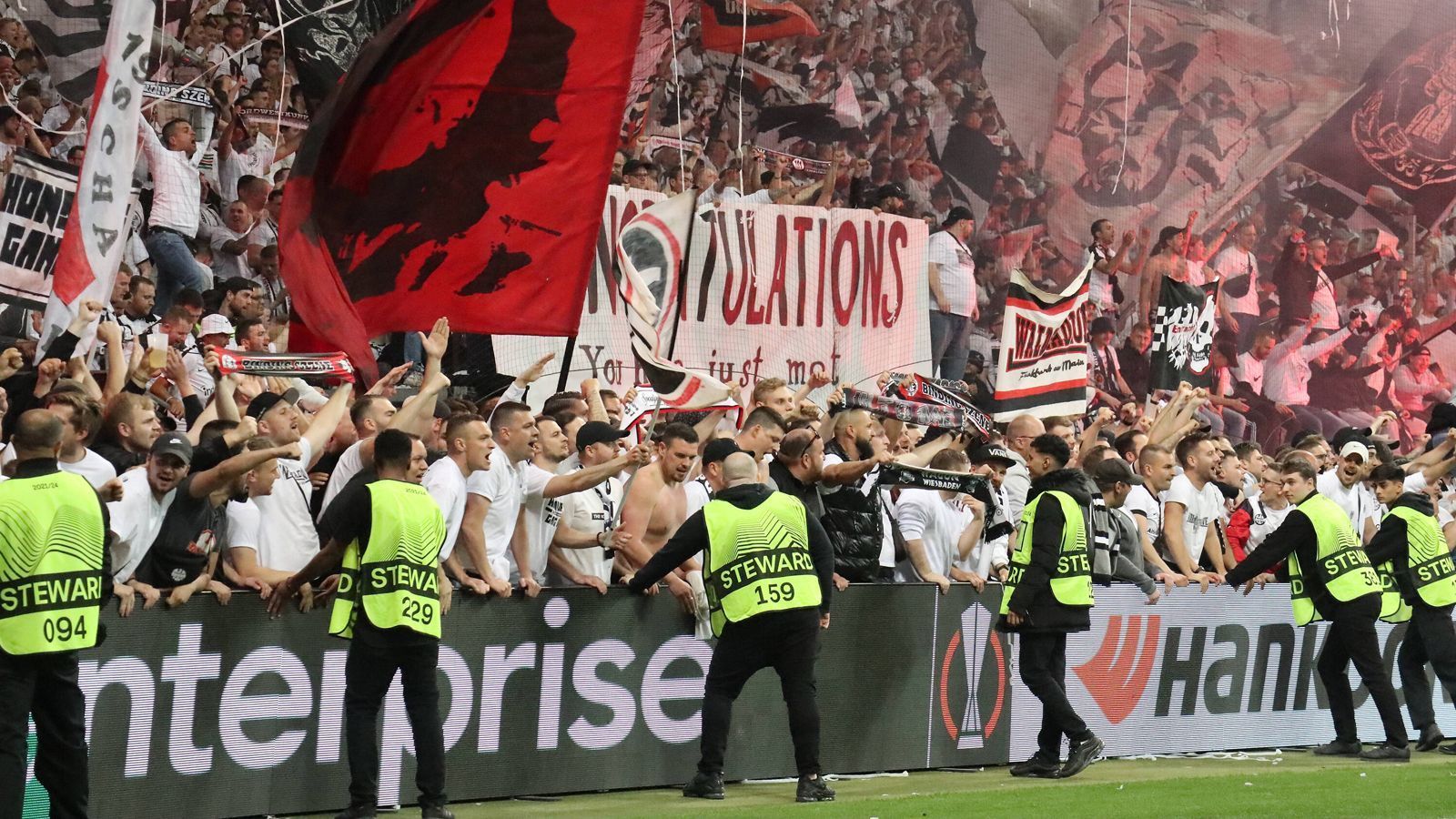 
                <strong>Platzsturm in Frankfurt: SGE-Fans gehen nach Finaleinzug gegen West Ham United steil</strong><br>
                
              