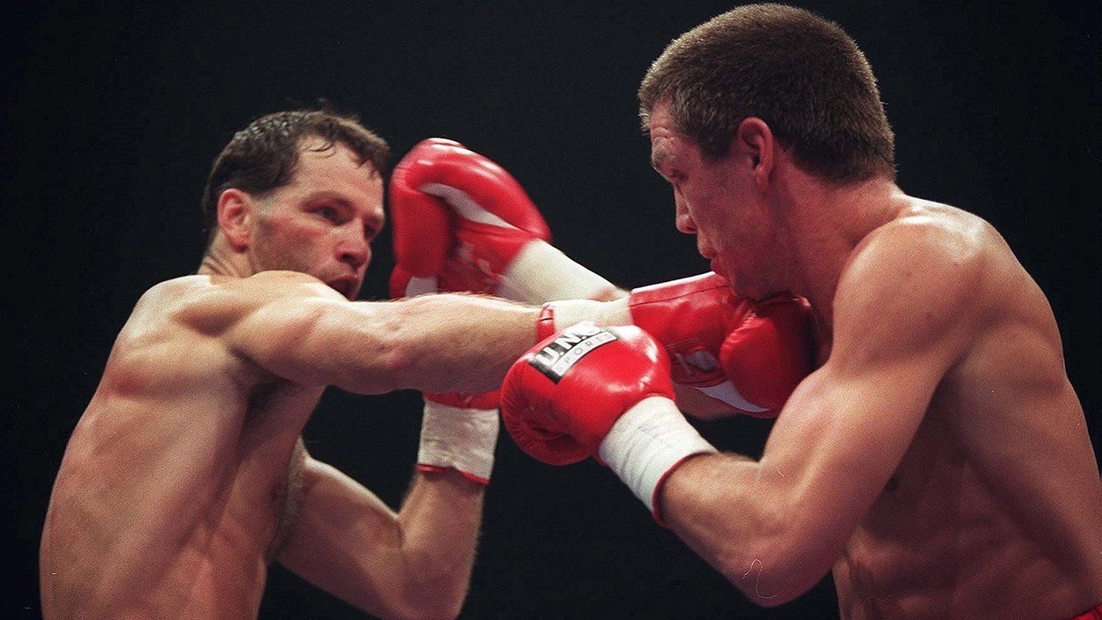 
                <strong>Rocchigiani vs. Henry Maske II, 14. Oktober 1995, München</strong><br>
                Den direkten Rückkampf gegen Maske verliert Rocchigiani erneut einstimmig nach Punkten - diesmal gibt es an dem Punkturteil jedoch nichts zu rütteln. Maske zieht aus ihrem ersten Duell die größeren Lehren und punktet Rocchigiani nun souverän aus.
              