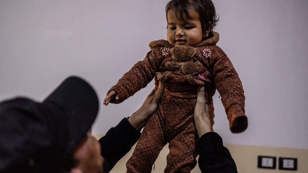 Afraa Al-Milihan wurde kurz nach ihrer Geburt aus den Trümmern gerettet, nun ist sie ein Jahr alt