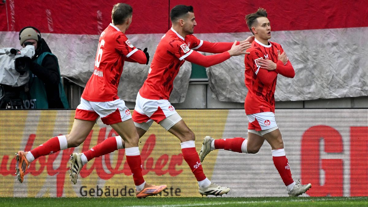 23.11.2025, xjhx, Fussball 2.Bundesliga, 1.FC Kaiserslautern - Holstein Kiel v.l. Torjubel nach dem Tor zum celebrating the goal celebrate 1:0 durch Naatan Mikael Skyttä (1. FC Kaiserslautern) (DFL...