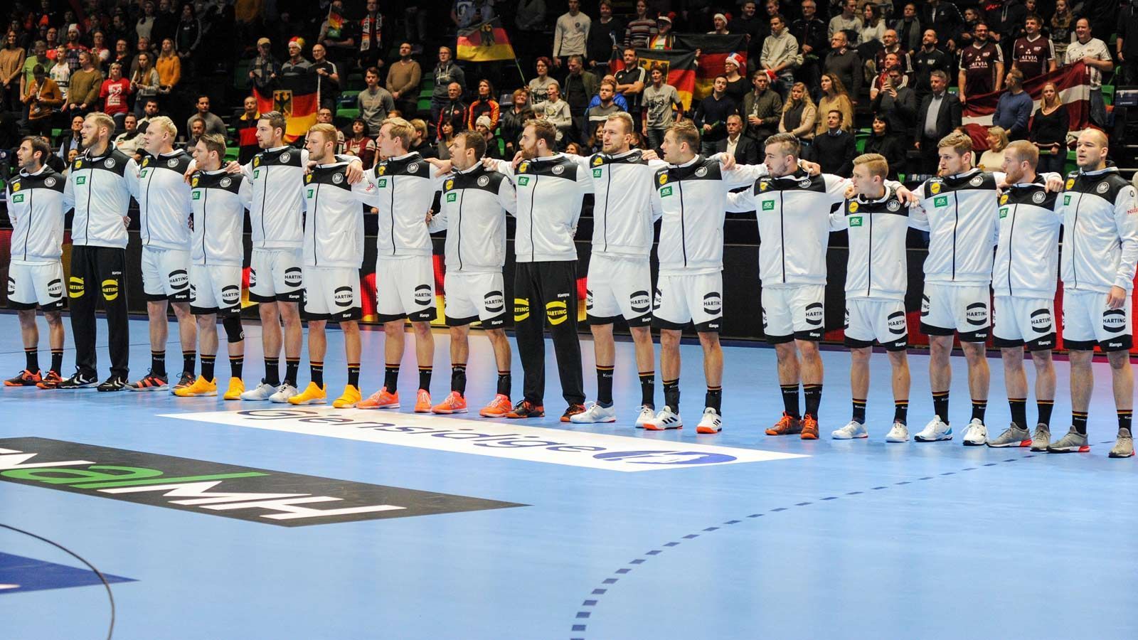 
                <strong>Handball-EM: Die Vorrunden-Noten der deutschen Stars</strong><br>
                Die deutsche Handball-Nationalmannschaft steht in der Hauptrunde der Europameisterschaft. Überzeugend waren die bisherigen drei Auftritte gegen die Niederlande, Spanien und Lettland noch nicht. ran.de macht den Vorrunden-Check der deutschen Stars.
              