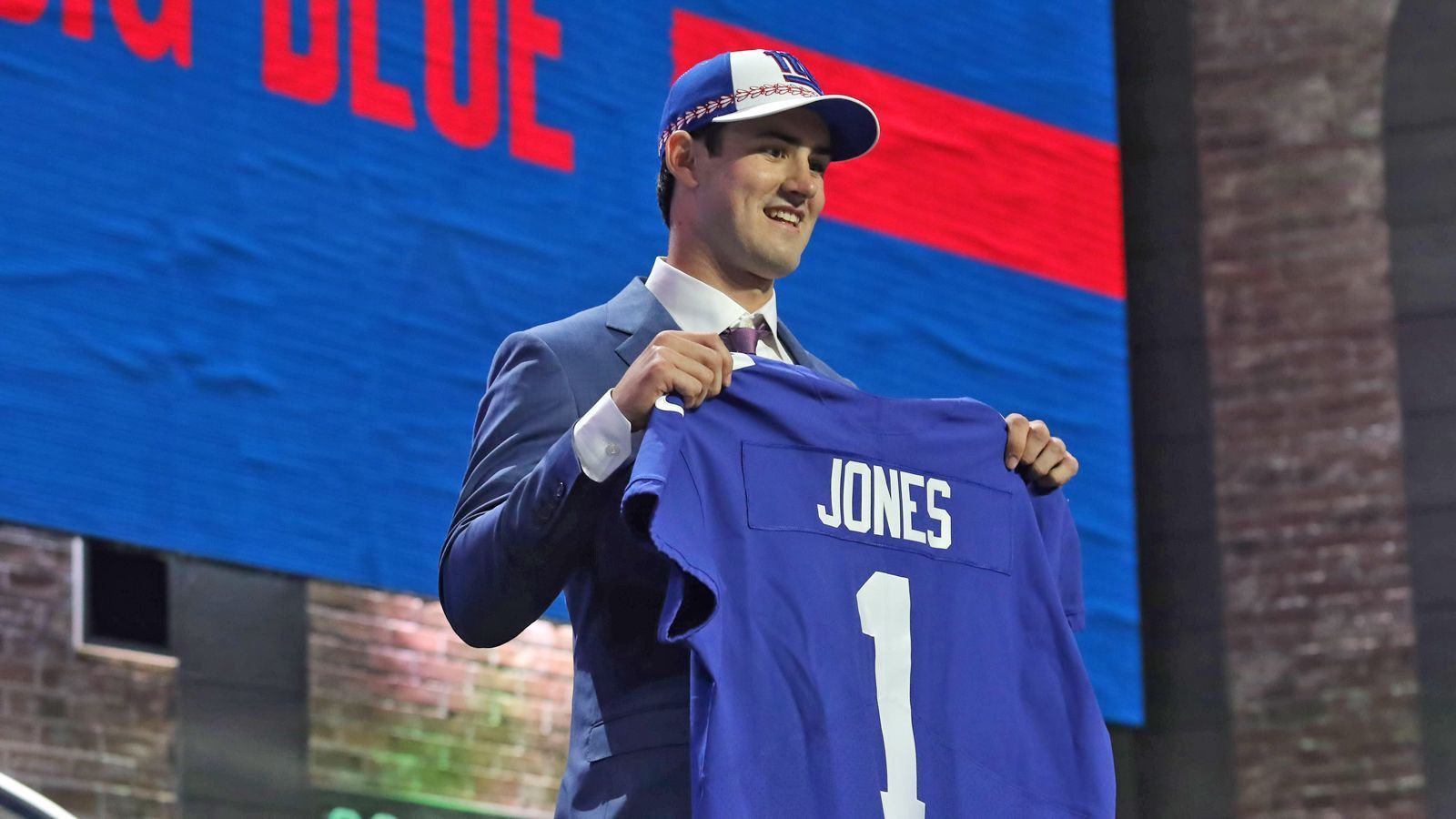 
                <strong>Verlierer: New York Giants</strong><br>
                Giants-Fans rund um die Welt werden sich fragen: War es der sechste Pick wirklich wert, für Daniel Jones verwendet zu werden? Der Pick wirft Zweifel auf. Vor allem, wenn man bedenkt, dass Dwayne Haskins erst an Nr. 15 gepickt wurde und Drew Lock komplett aus der ersten Runde heraus gefallen ist. Augenscheinlich hätte damit wohl auch der 17. Pick, den die Giants ja eh innehatten, für Jones gereicht. Stattdessen wurde an Stelle 17 Dexter Lawrence gewählt. Ein talentierter Defensive Tackle, ohne Frage. Aber an Nummer sechs wäre auch noch ein gewisser Ed Oliver auf dieser Position verfügbar gewesen. Daniel Jones muss also erstmal beweisen, dass er diesen hohen Pick wirklich wert war …
              
