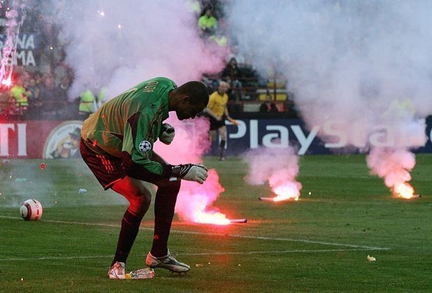 
                <strong>Bengalisches Feuer</strong><br>
                Im Champions-League-Viertelfinale 2005 zwischen AC und Inter Mailand gerät Milan-Keeper Dida unter Beschuss von bengalischen Feuern. Der Brasilianer wird an der Schulter getroffen, das Spiel muss abgebrochen werden. Milan wird der Sieg am Grünen Tisch zugesprochen.
              