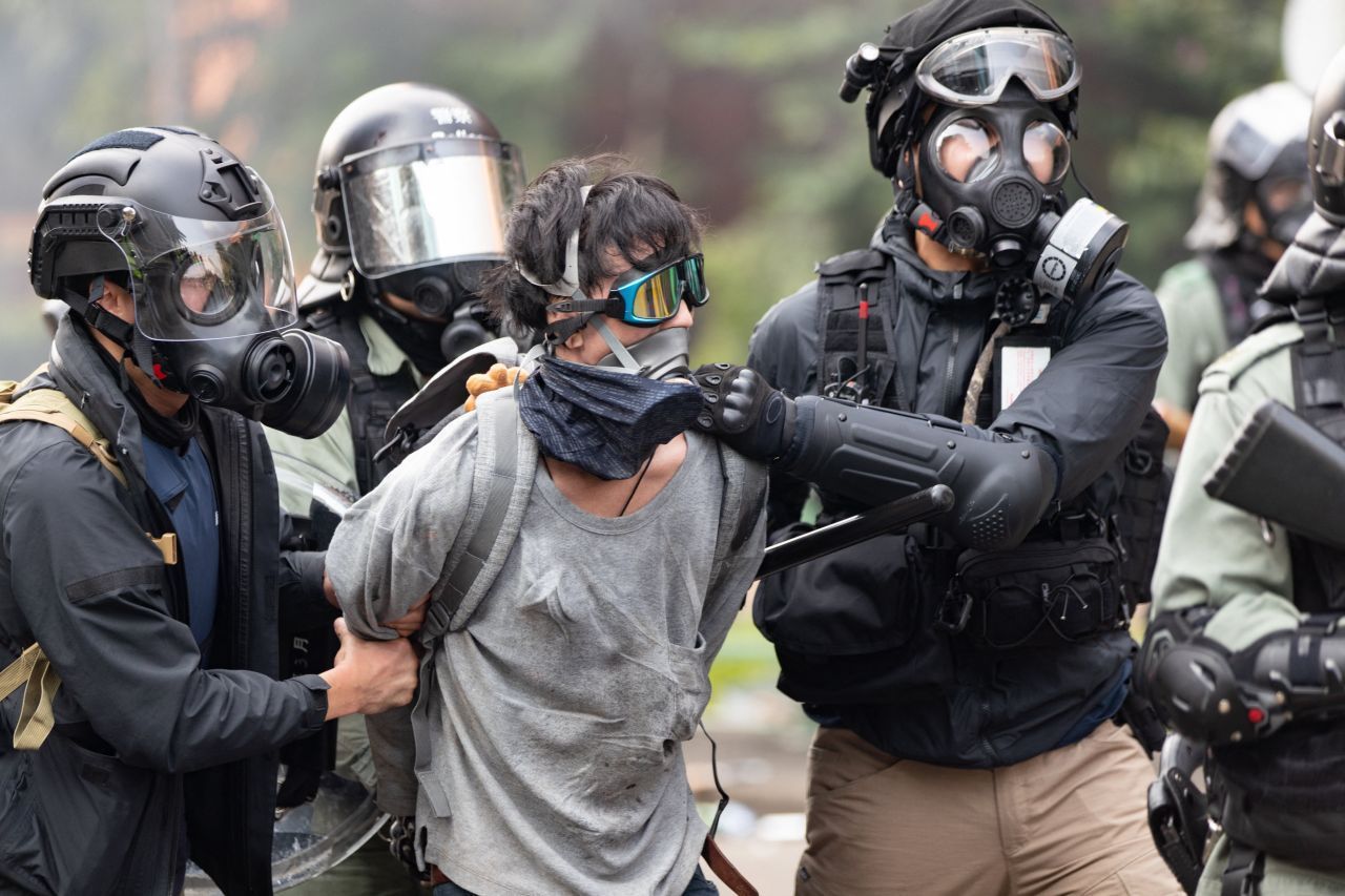 Niederschlagung der Demokratiebewegung in Hongkong: Nachdem Großbritannien seine Kronkolonie Hongkong 1997 an China zurückgab, herrschte dort weiterhin freie Marktwirtschaft und ein freieres demokratisches System in der Sonderverwaltungszone. Ein Land, zwei Systeme lautete der Slogan. Doch mittlerweile kümmert die Regierung in Peking ihre Zusage von damals nicht mehr. Gipfel war 2020 das Sicherheitsgesetz, mit dem praktisch j