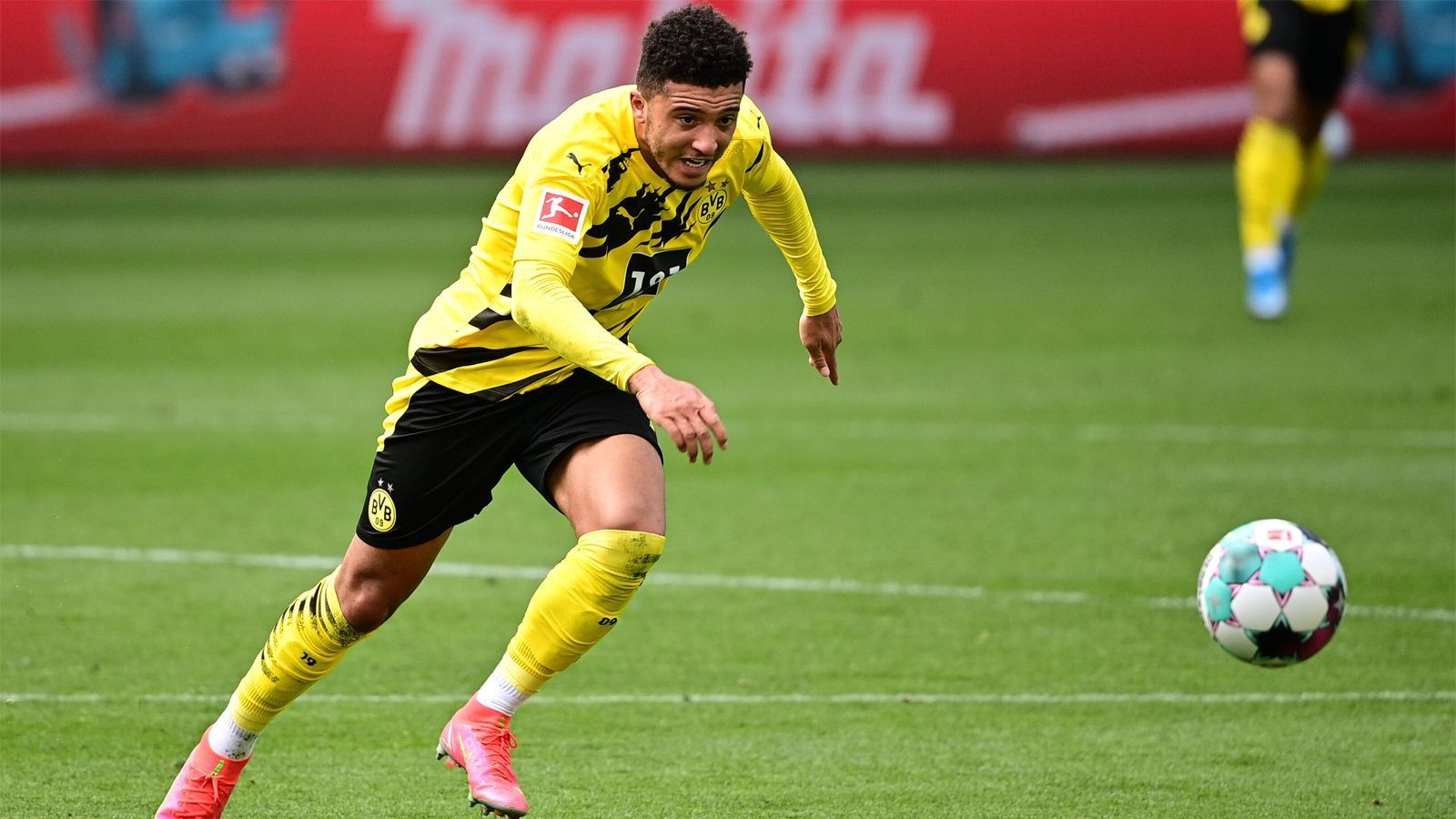 
                <strong>Jadon Sancho</strong><br>
                Erstmals seit Januar wieder in der Startelf. Zahlt das Vertrauen mit einer soliden Leistung zurück. Zwar fehlt in einigen Situationen noch die Abstimmung, das Engagement stimmt aber. Ist gefühlt überall zu finden und ackert in der ersten Halbzeit auch in der Defensive. Nach der Pause auch mit immer mehr Offensiv-Aktionen. Legt in der 50. Minute mit dem Außenrist sehenswert für Haaland auf, der aus spitzem Winkel aber an Casteels scheitert. Kurz darauf mit Guerreiro an einer weiteren BVB-Chance beteiligt. Wird nach Bellinghams Platzverweis in der 60. Minute für Delaney ausgewechselt. ran-Note: 3
              