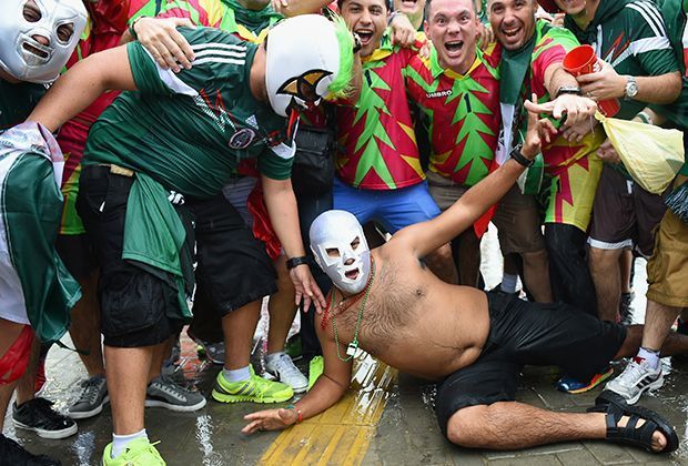 
                <strong>Verrückt, sexy, skurril: Fans in Brasilien</strong><br>
                Da legst die nieder! Ein Auftaktsieg gegen Kamerun und tropischer Regen ohne Ende - das streckt den stärksten Mexikaner nieder.
              