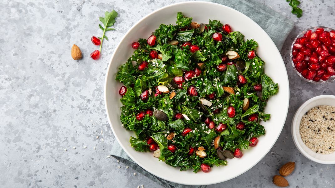 Gesund, lecker und perfekt für die kalte Jahreszeit: Grünkohlsalat mit Granatapfelkernen.