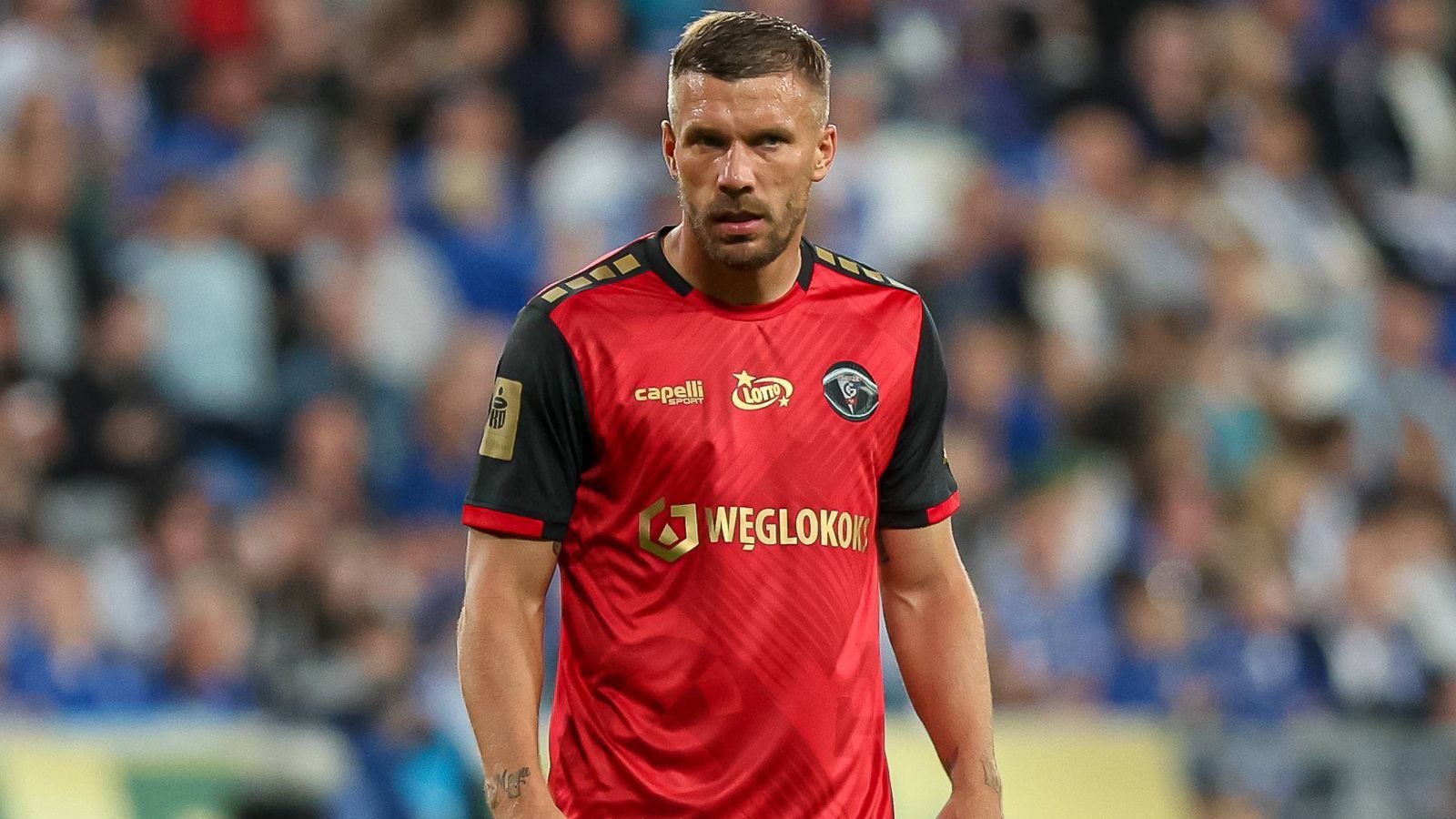 <strong>Lukas Podolski (Gornik Zabrze)</strong><br> Beim 1. FC Köln kriselt es gewaltig. Aus im DFB-Pokal, Abstiegsplatz in der Bundesliga und mit sieben Toren nach neun Spielen der schlechteste Angriff. Der 38-jährige Podolski bot im Podcast "Spielmacher" deshalb seine Hilfe an: "Ich bin bereit für alles und für alle Abenteuer offen." Für Zabrze kommt er bislang auf 18 Tore und 16 Vorlagen in 73 Spielen.